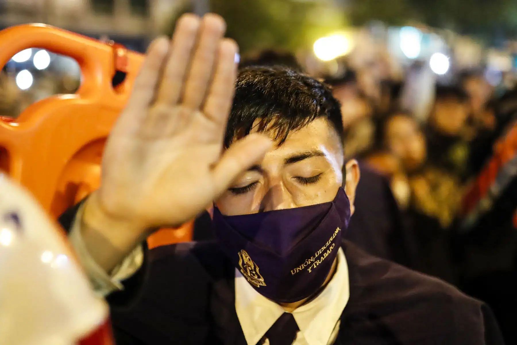 Esta noche miles de devotos acompañaron por las calles de Lima la imagen del Señor de los Milagros después de dos años de pandemia. Foto: ANDINA/Renato Pajuelo