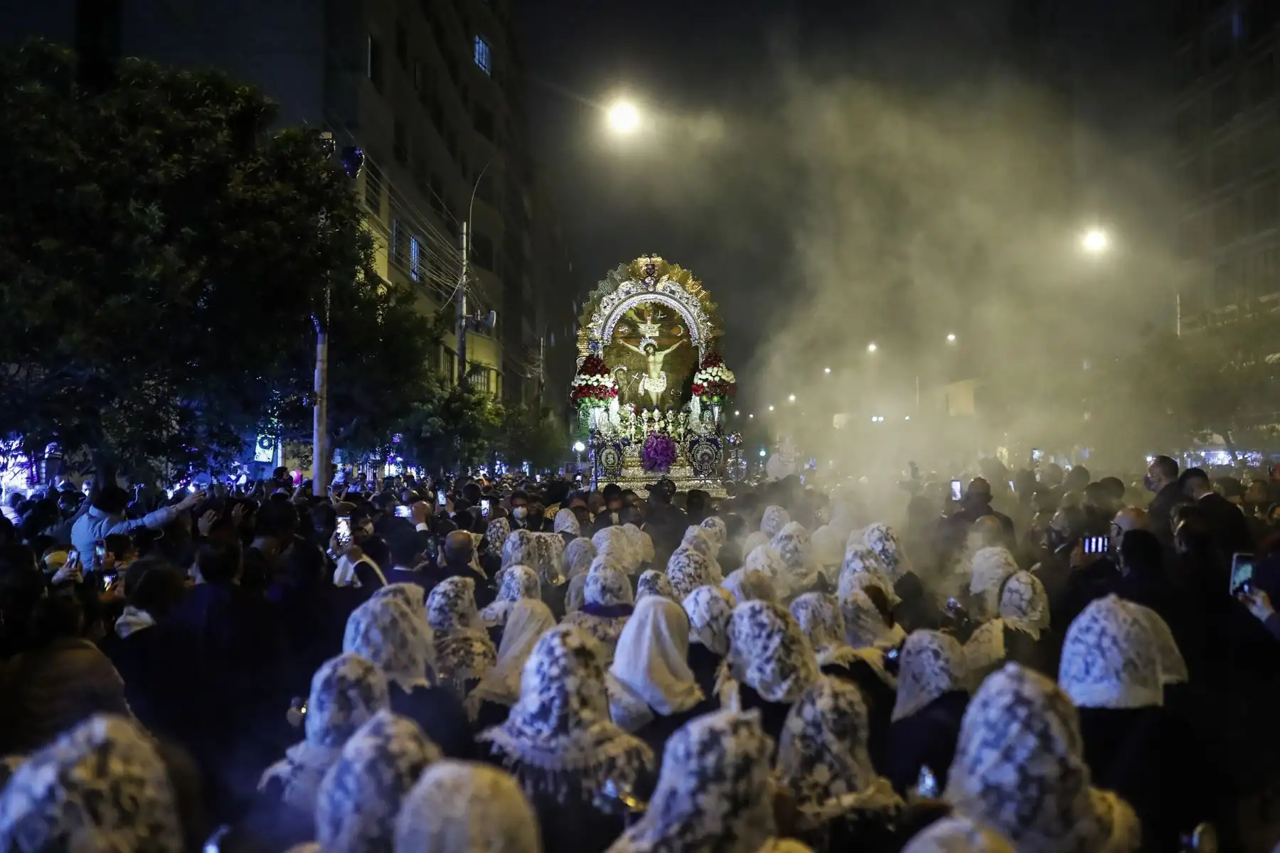 Esta noche miles de devotos acompañaron por las calles de Lima la imagen del Señor de los Milagros después de dos años de pandemia. Foto: ANDINA/Renato Pajuelo
