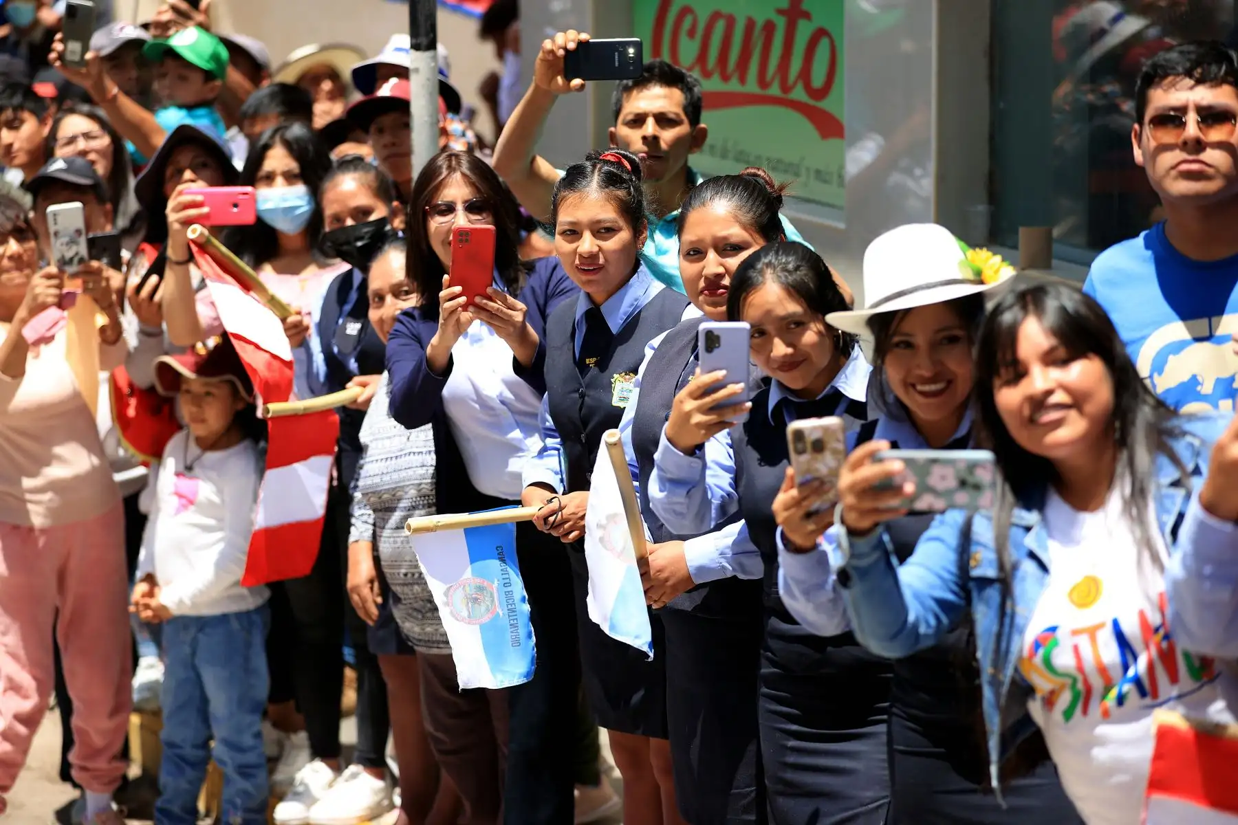 El presidente de la República, Pedro Castillo Terrones, se trasladó a caballo hasta la ceremonia de conmemoración por el 208° aniversario de la primera jura de la independencia de Cangallo, en Ayacucho. Fue recibido por el gobernador regional de Ayacucho, Carlos Rúa Carbajal y autoridades locales. Foto: ANDINA/ Prensa Presidencia