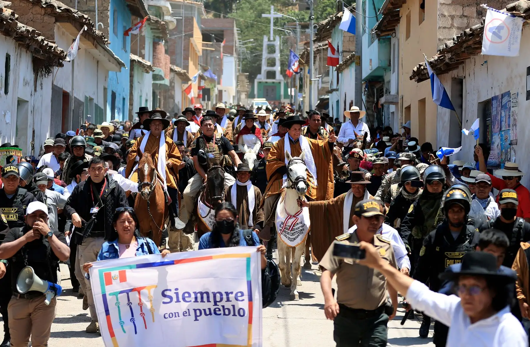 El presidente de la República, Pedro Castillo Terrones, se trasladó a caballo hasta la ceremonia de conmemoración por el 208° aniversario de la primera jura de la independencia de Cangallo, en Ayacucho. Fue recibido por el gobernador regional de Ayacucho, Carlos Rúa Carbajal y autoridades locales. Foto: ANDINA/ Prensa Presidencia