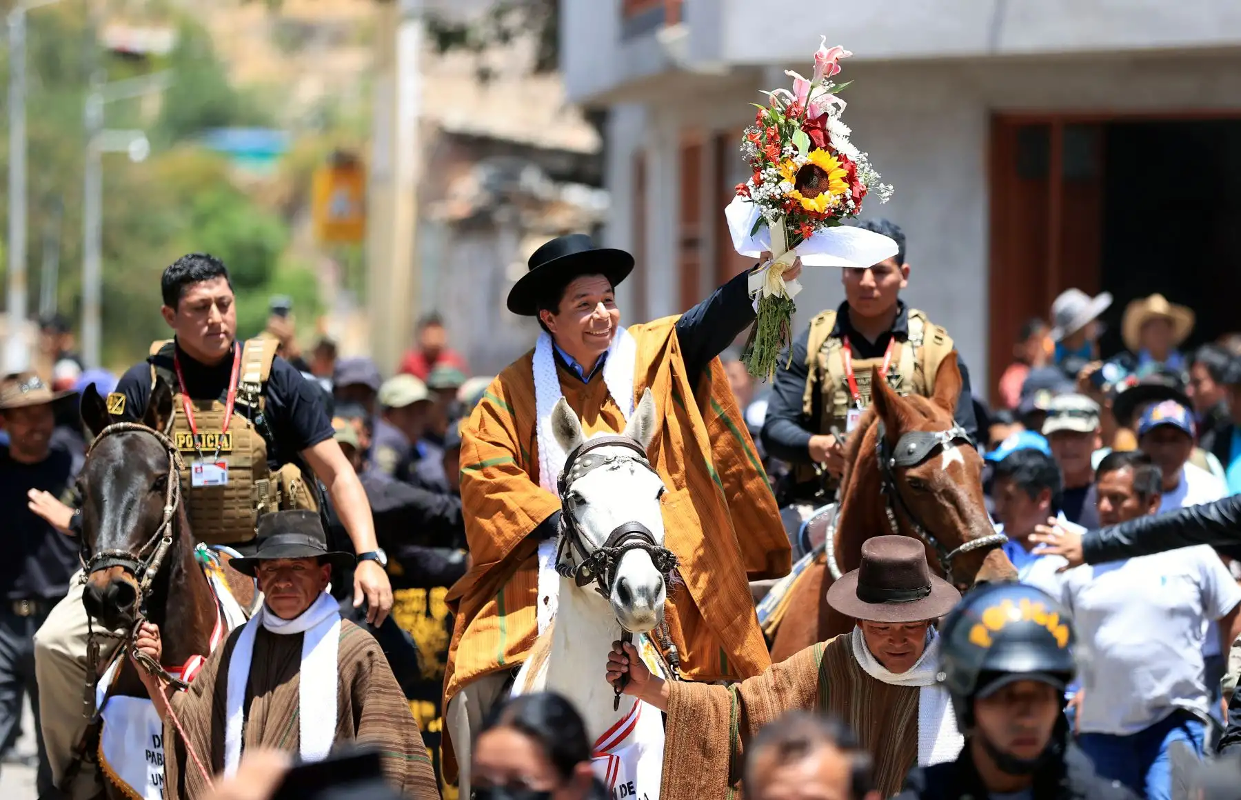 El presidente de la República, Pedro Castillo Terrones, se trasladó a caballo hasta la ceremonia de conmemoración por el 208° aniversario de la primera jura de la independencia de Cangallo, en Ayacucho. Fue recibido por el gobernador regional de Ayacucho, Carlos Rúa Carbajal y autoridades locales. Foto: ANDINA/ Prensa Presidencia