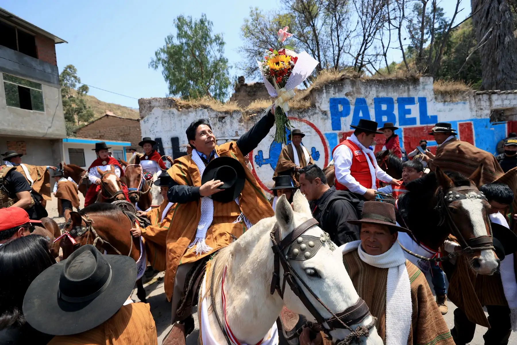 El presidente de la República, Pedro Castillo Terrones, se trasladó a caballo hasta la ceremonia de conmemoración por el 208° aniversario de la primera jura de la independencia de Cangallo, en Ayacucho. Fue recibido por el gobernador regional de Ayacucho, Carlos Rúa Carbajal y autoridades locales. Foto: ANDINA/ Prensa Presidencia
