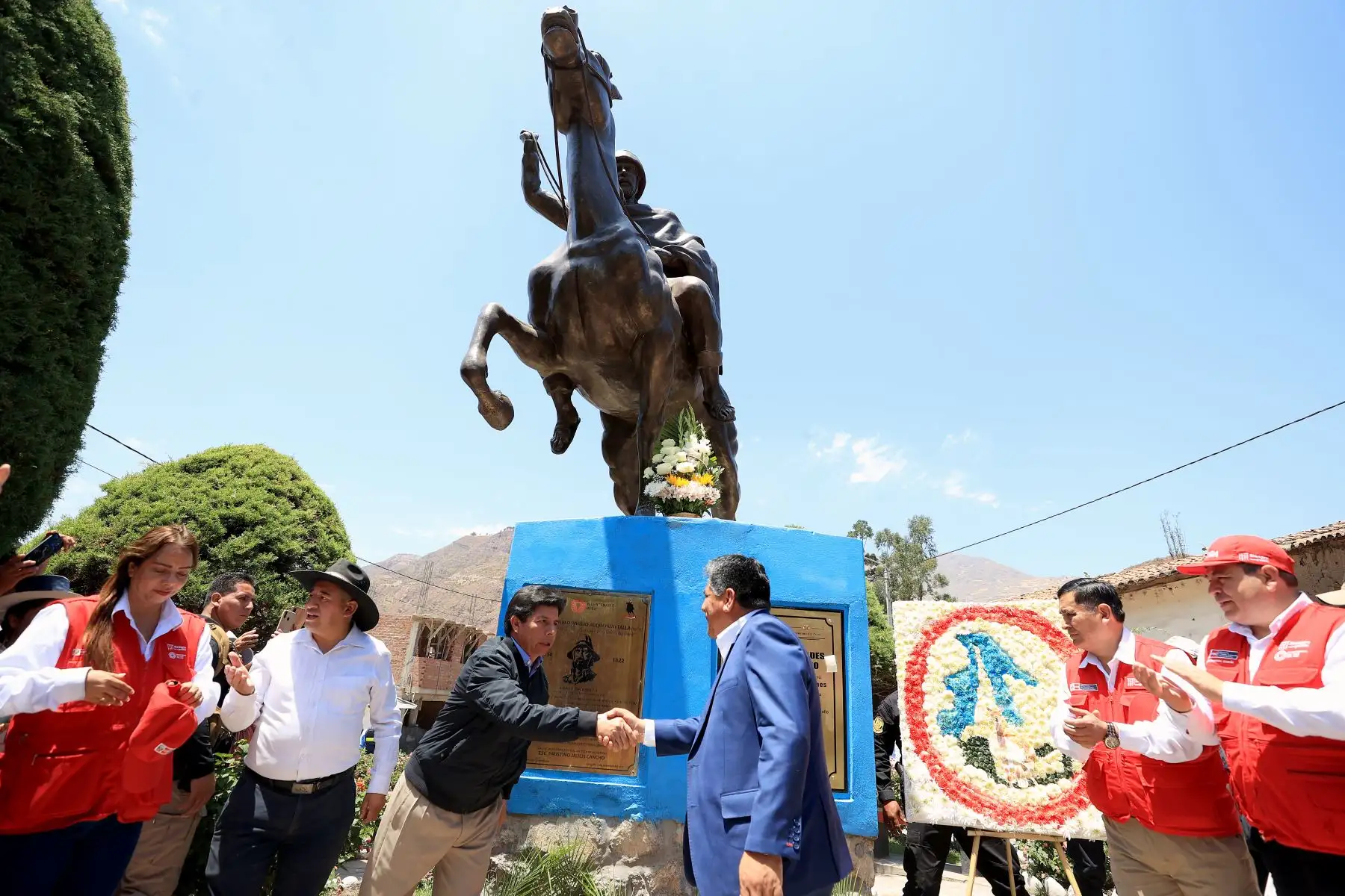 El presidente de la República, Pedro Castillo Terrones, se trasladó a caballo hasta la ceremonia de conmemoración por el 208° aniversario de la primera jura de la independencia de Cangallo, en Ayacucho. Fue recibido por el gobernador regional de Ayacucho, Carlos Rúa Carbajal y autoridades locales. Foto: ANDINA/ Prensa Presidencia