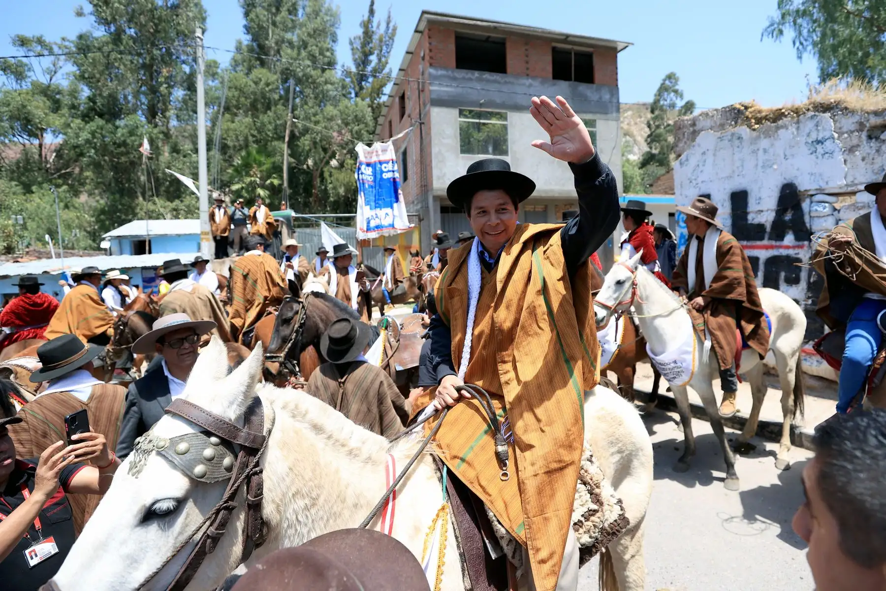El presidente de la República, Pedro Castillo Terrones, se trasladó a caballo hasta la ceremonia de conmemoración por el 208° aniversario de la primera jura de la independencia de Cangallo, en Ayacucho. Fue recibido por el gobernador regional de Ayacucho, Carlos Rúa Carbajal y autoridades locales. Foto: ANDINA/ Prensa Presidencia