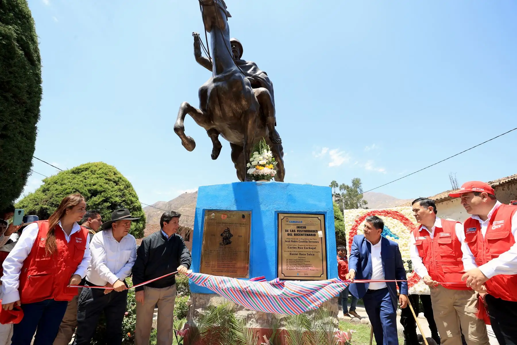 El presidente de la República, Pedro Castillo Terrones, se trasladó a caballo hasta la ceremonia de conmemoración por el 208° aniversario de la primera jura de la independencia de Cangallo, en Ayacucho. Fue recibido por el gobernador regional de Ayacucho, Carlos Rúa Carbajal y autoridades locales. Foto: ANDINA/ Prensa Presidencia