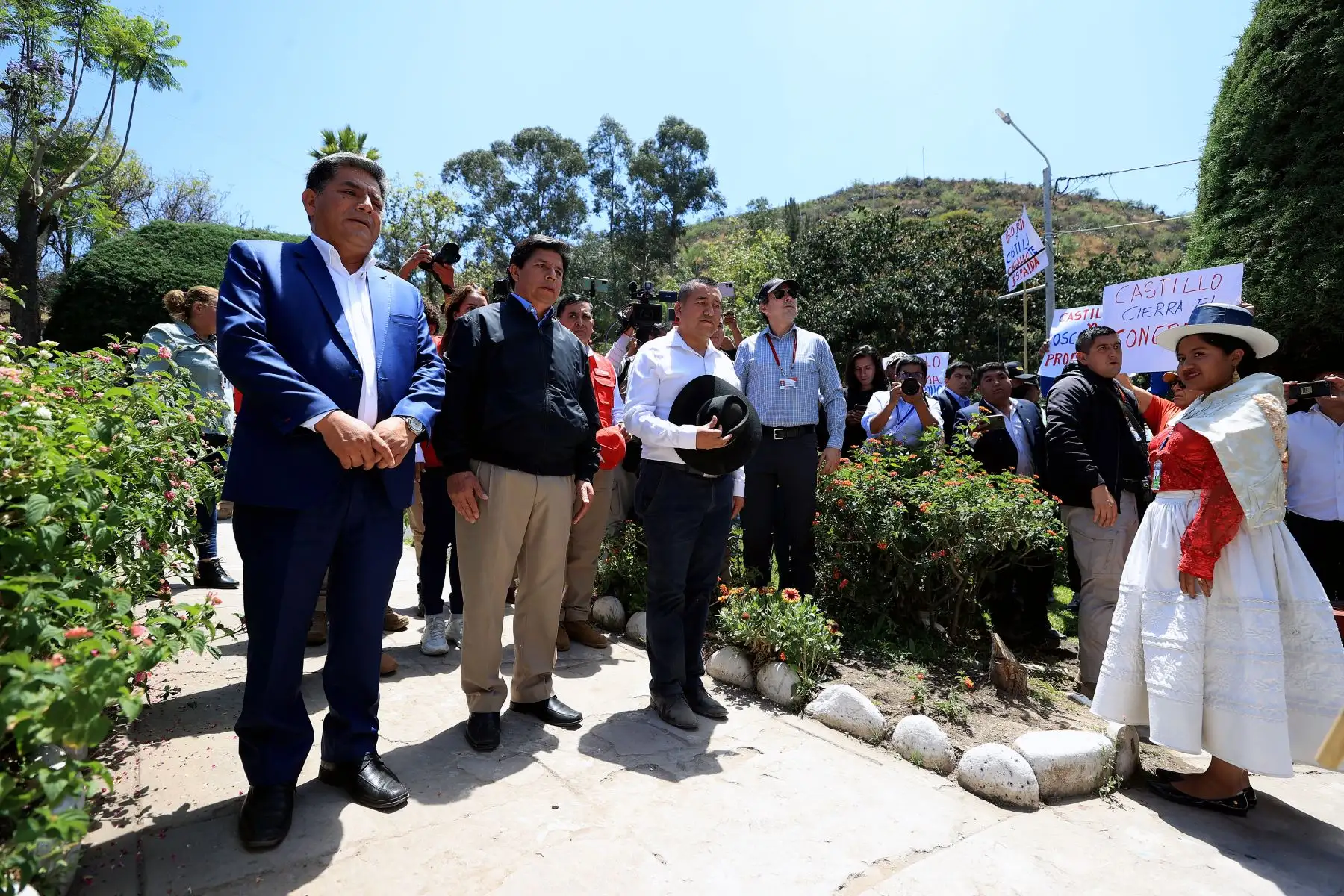 El presidente de la República, Pedro Castillo Terrones, se trasladó a caballo hasta la ceremonia de conmemoración por el 208° aniversario de la primera jura de la independencia de Cangallo, en Ayacucho. Fue recibido por el gobernador regional de Ayacucho, Carlos Rúa Carbajal y autoridades locales. Foto: ANDINA/ Prensa Presidencia