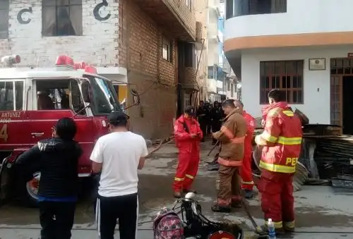 Un incendio urbano destruyó dos viviendas de material rústico en el pasaje Santa Rosa, sector Pumacayan del barrio La Soledad, ubicado en el distrito y provincia de Huaraz, reportó el Centro de Operaciones de Emergencia Regional (COER) de Áncash.