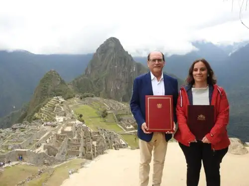El canciller César Landa y su homóloga chilena, Antonia Urrejola, llegaron a Machu Picchu, donde suscribieron una declaración que celebra el poema que Pablo Neruda dedicó a la ciudadela incaica.