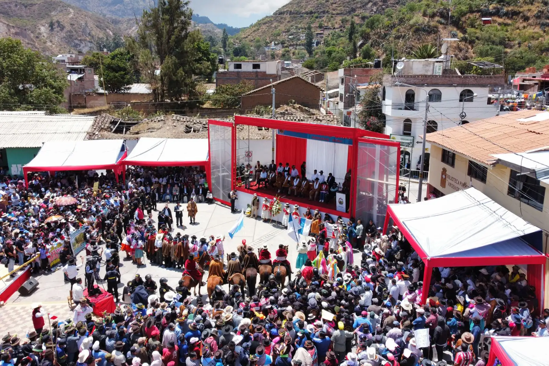 El presidente de la República, Pedro Castillo, presidió ceremonia de conmemoración por el 208 aniversario de la primera jura de la independencia de Cangallo, en Ayacucho. Fue recibido por el gobernador regional de Ayacucho, Carlos Rúa Carbajal y autoridades locales. Foto: ANDINA/Prensa Presidencia