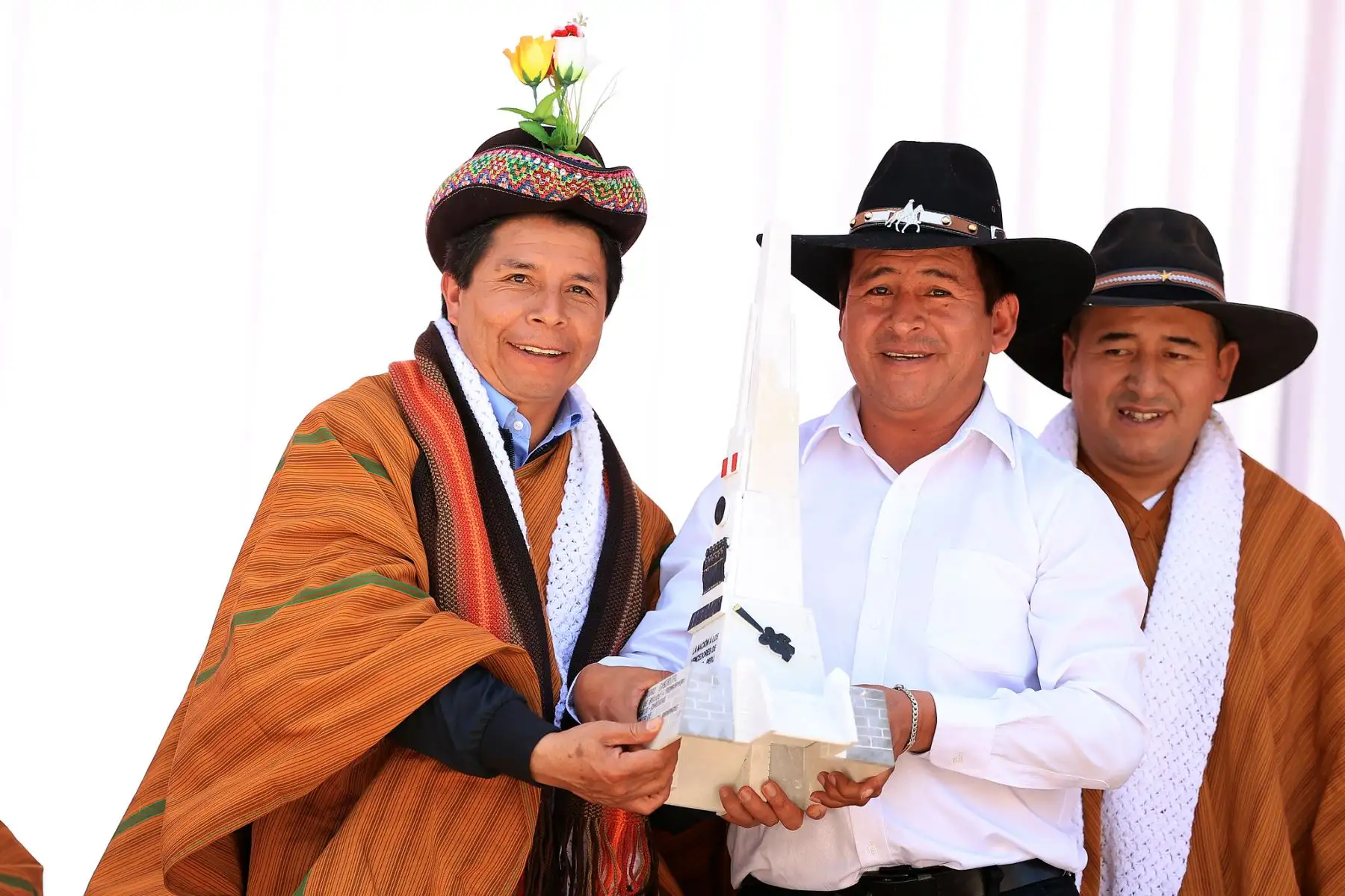 El presidente de la República, Pedro Castillo, presidió ceremonia de conmemoración por el 208 aniversario de la primera jura de la independencia de Cangallo, en Ayacucho. Fue recibido por el gobernador regional de Ayacucho, Carlos Rúa Carbajal y autoridades locales. Foto: ANDINA/Prensa Presidencia