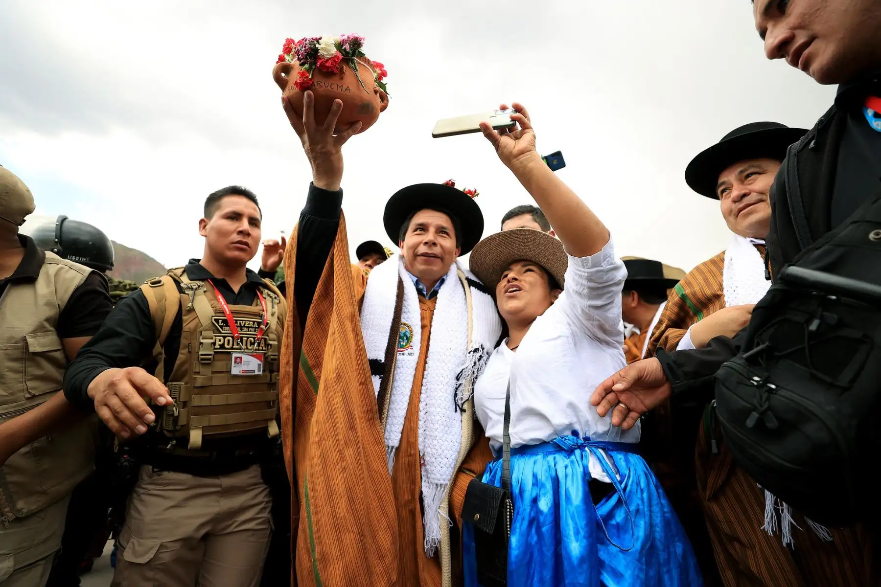 El presidente de la República, Pedro Castillo, presidió ceremonia de conmemoración por el 208 aniversario de la primera jura de la independencia de Cangallo, en Ayacucho. Fue recibido por el gobernador regional de Ayacucho, Carlos Rúa Carbajal y autoridades locales. Foto: ANDINA/Prensa Presidencia