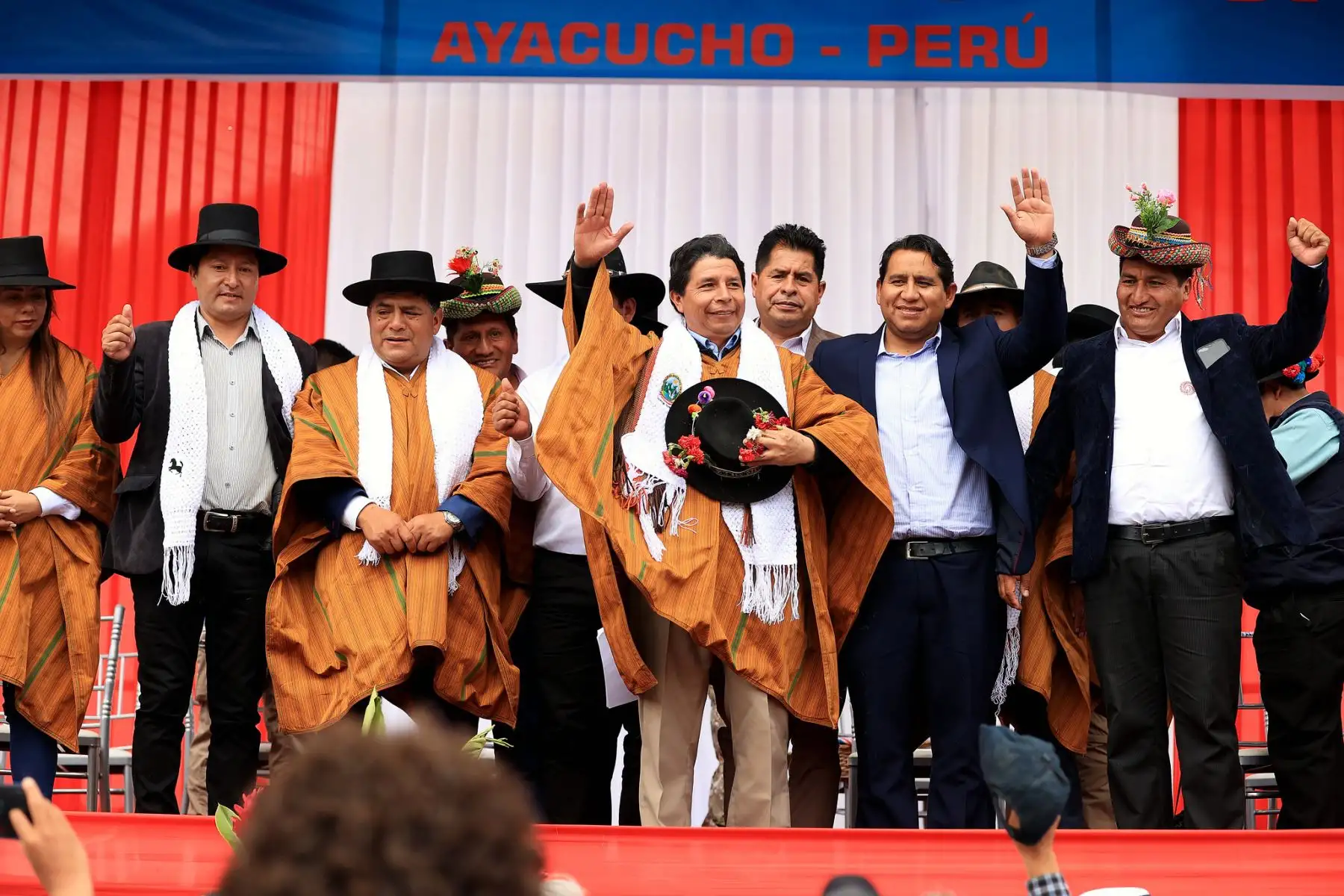 El presidente de la República, Pedro Castillo, presidió ceremonia de conmemoración por el 208 aniversario de la primera jura de la independencia de Cangallo, en Ayacucho. Fue recibido por el gobernador regional de Ayacucho, Carlos Rúa Carbajal y autoridades locales. Foto: ANDINA/Prensa Presidencia
