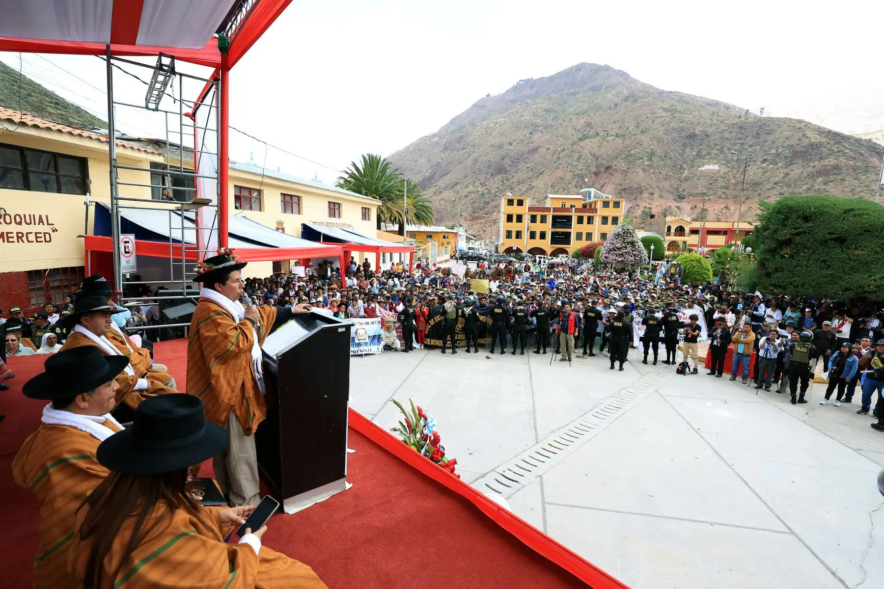 El presidente de la República, Pedro Castillo, presidió ceremonia de conmemoración por el 208 aniversario de la primera jura de la independencia de Cangallo, en Ayacucho. Fue recibido por el gobernador regional de Ayacucho, Carlos Rúa Carbajal y autoridades locales. Foto: ANDINA/Prensa Presidencia