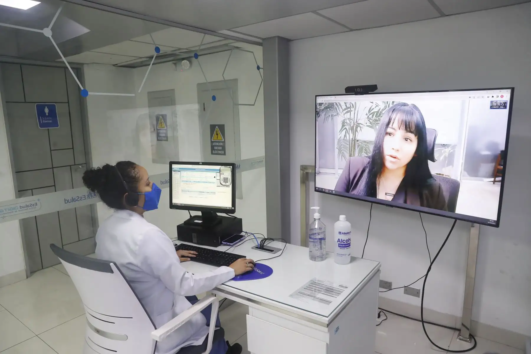 En el Día de la Salud Mental, el Seguro Social de Salud (EsSalud) informó que, en enero a septiembre del 2022, atendió 20935 casos por problemas de depresión, ansiedad, bipolaridad y otros transtornos; a través de la Línea 107, opción 3, y el servicio del teleconsulta del CENATE, a nivel nacional. Foto: ANDINA/Renato Pajuelo