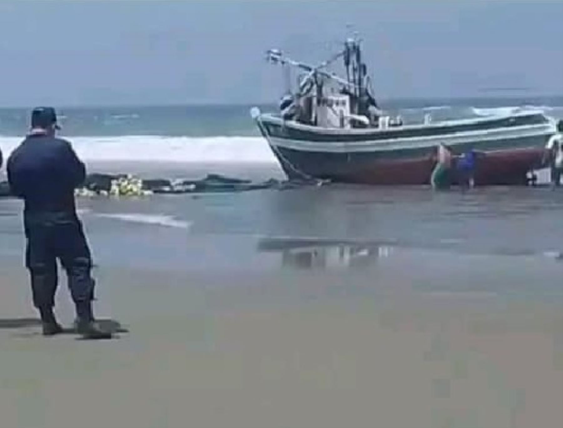 Un pescador murió y otro desapareció tras el naufragio de una embarcación pesquera a causa del fuerte oleaje que afectó al litoral de Huarmey, en Áncash. ANDINA/Difusión