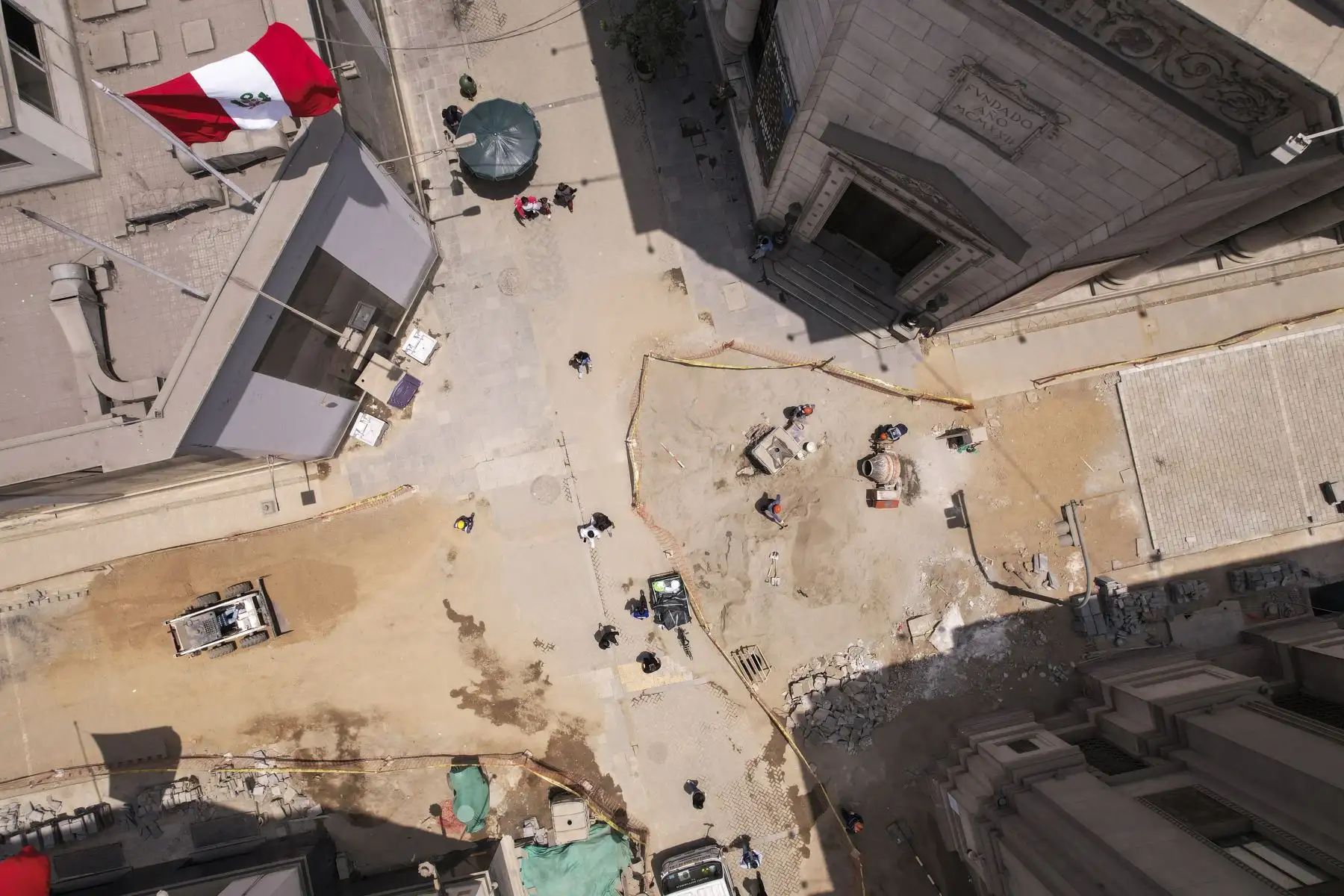 La obra, en total, comprende la pavimentación con piedra de 41 cuadras del Centro Histórico de Lima, así como la renovación del mobiliario urbano, redes sanitarias e iluminación pública. A su vez, comprende espacios inclusivos para un mejor acceso de las personas con movilidad reducida, dado que se está nivelando la diferencia entre la calzada y la vereda. Foto: ANDINA/Renato Pajuelo