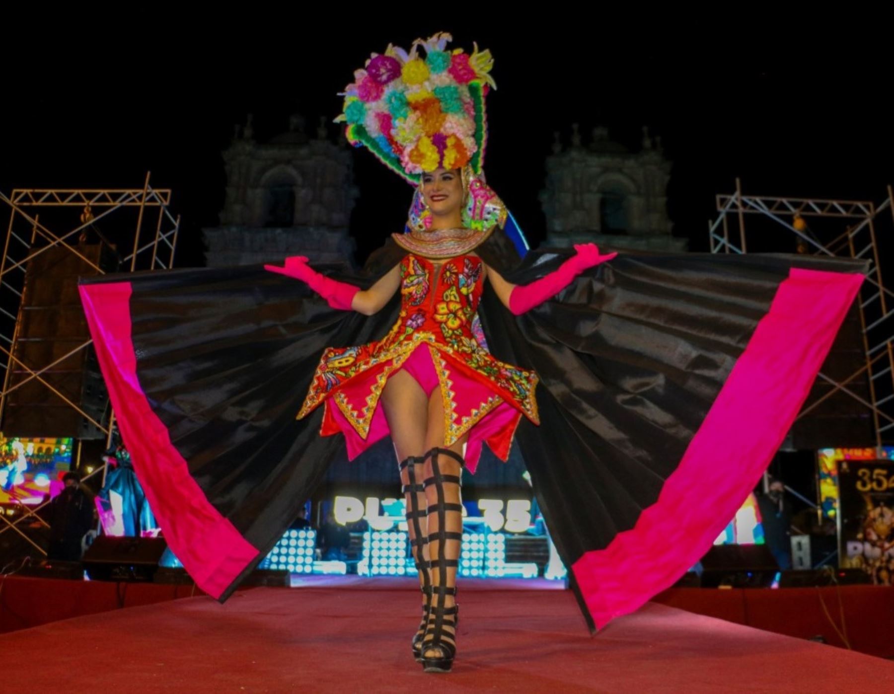 Ancestral arte textil deslumbra en certamen "Pachamama Fashion Puno 2022".