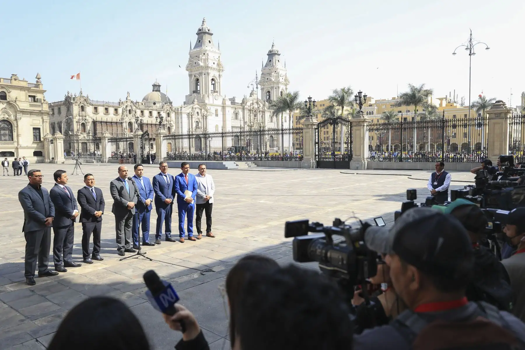 El presidente de la República, Pedro Castillo, junto a sus ministros de Estado,  sostuvo una reunión con los virtuales alcaldes electos de diversos distritos de Lima y Callao, en Palacio de Gobierno.

Foto: ANDINA/Presidencia Perú