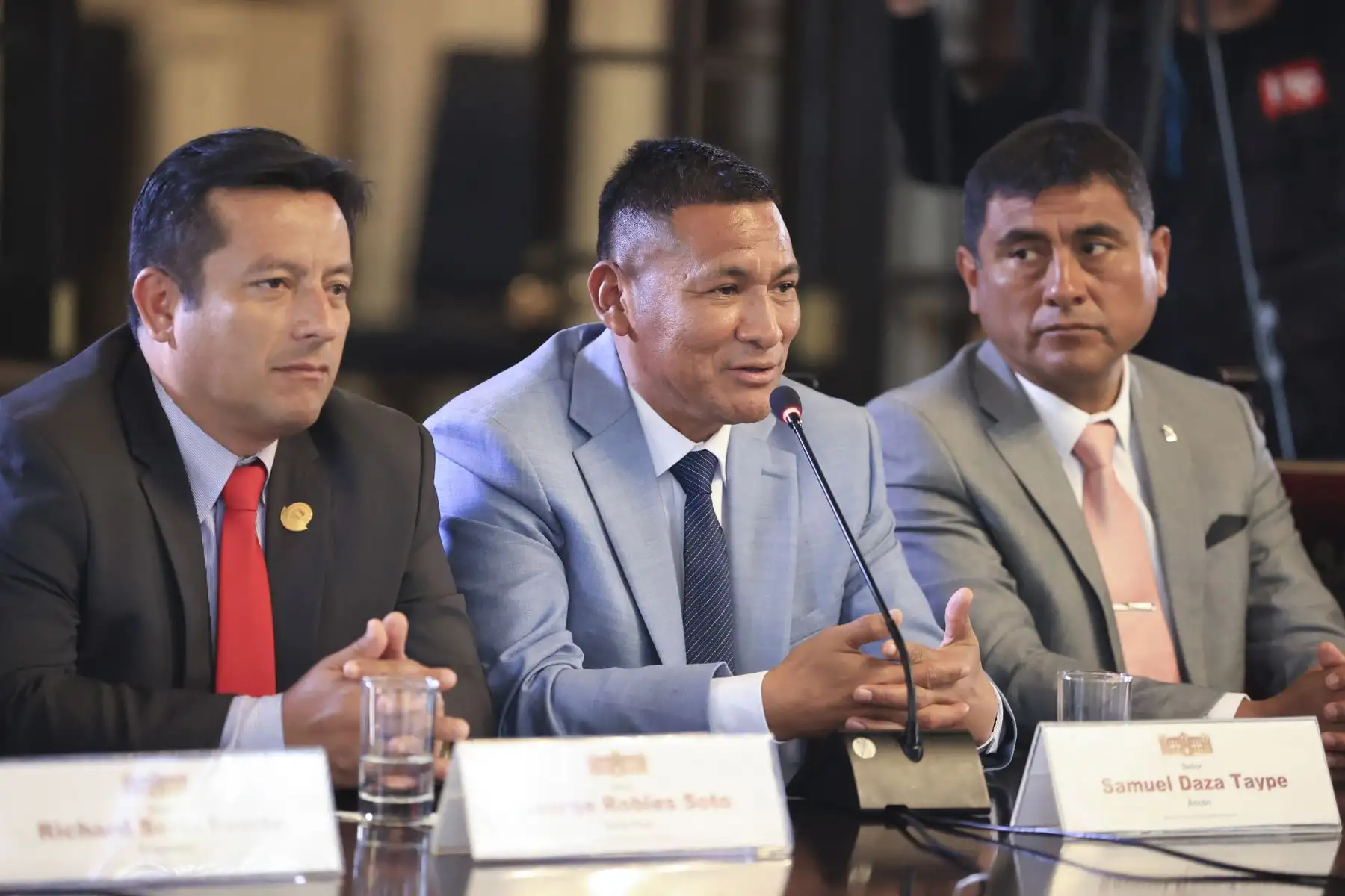 El presidente de la República, Pedro Castillo, junto a sus ministros de Estado,  sostuvo una reunión con los virtuales alcaldes electos de diversos distritos de Lima y Callao, en Palacio de Gobierno.

Foto: ANDINA/Presidencia Perú