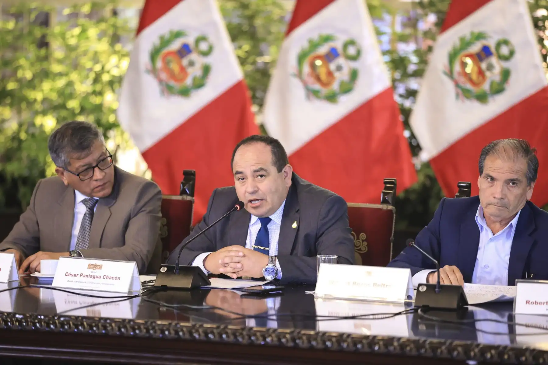 El presidente de la República, Pedro Castillo, junto a sus ministros de Estado,  sostuvo una reunión con los virtuales alcaldes electos de diversos distritos de Lima y Callao, en Palacio de Gobierno.

Foto: ANDINA/Presidencia Perú