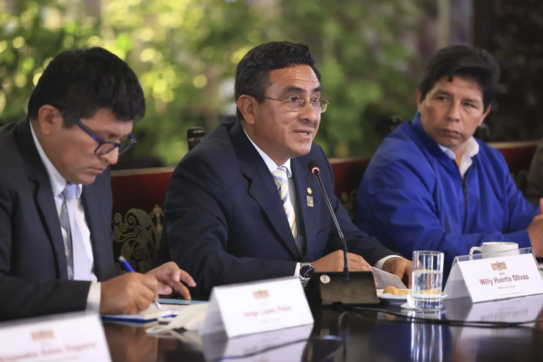El presidente de la República, Pedro Castillo, junto a sus ministros de Estado,  sostuvo una reunión con los virtuales alcaldes electos de diversos distritos de Lima y Callao, en Palacio de Gobierno.

Foto: ANDINA/Presidencia Perú