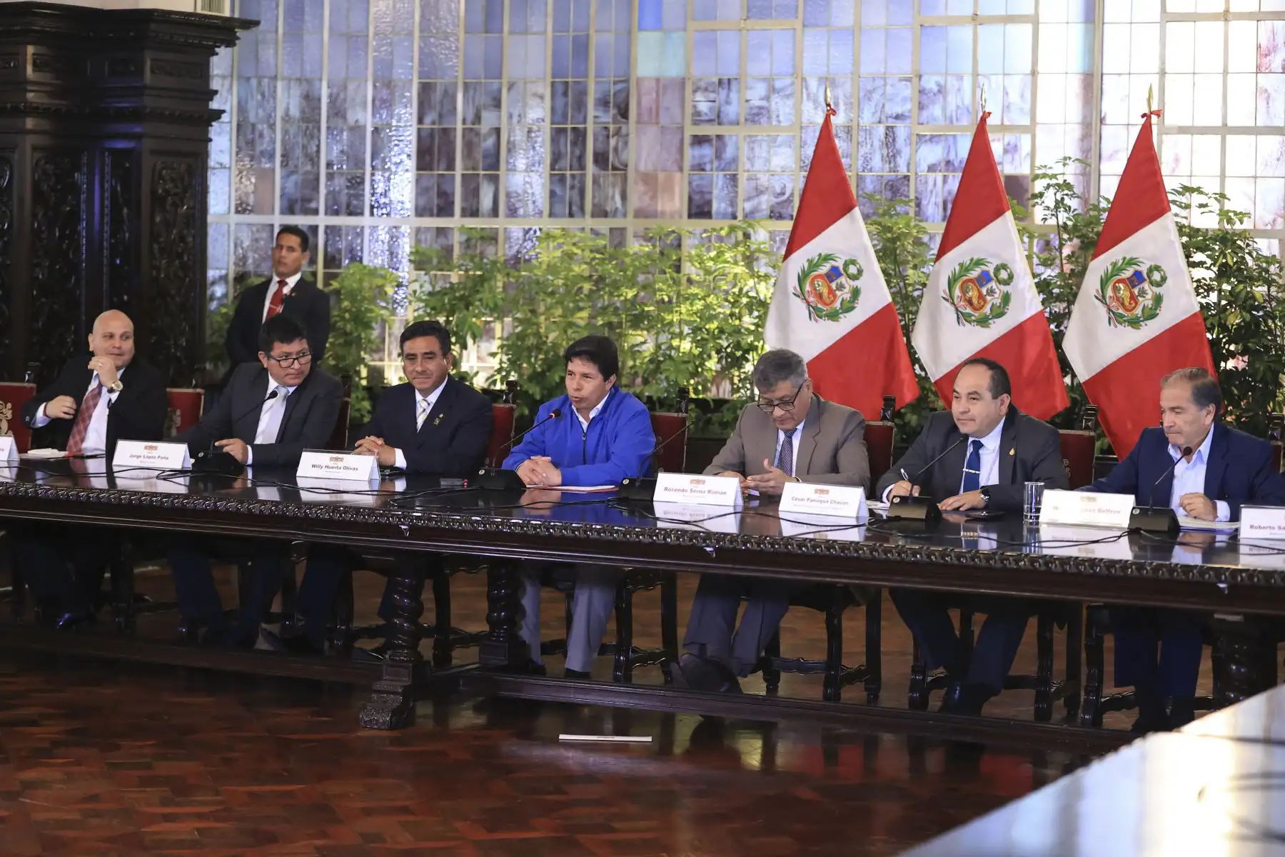 El presidente de la República, Pedro Castillo, junto a sus ministros de Estado,  sostuvo una reunión con los virtuales alcaldes electos de diversos distritos de Lima y Callao, en Palacio de Gobierno.

Foto: ANDINA/Presidencia Perú
