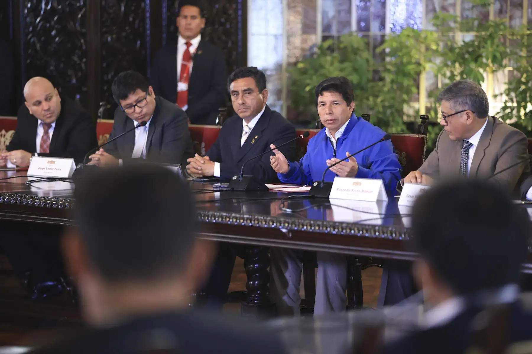 El presidente de la República, Pedro Castillo, junto a sus ministros de Estado,  sostuvo una reunión con los virtuales alcaldes electos de diversos distritos de Lima y Callao, en Palacio de Gobierno.

Foto: ANDINA/Presidencia Perú