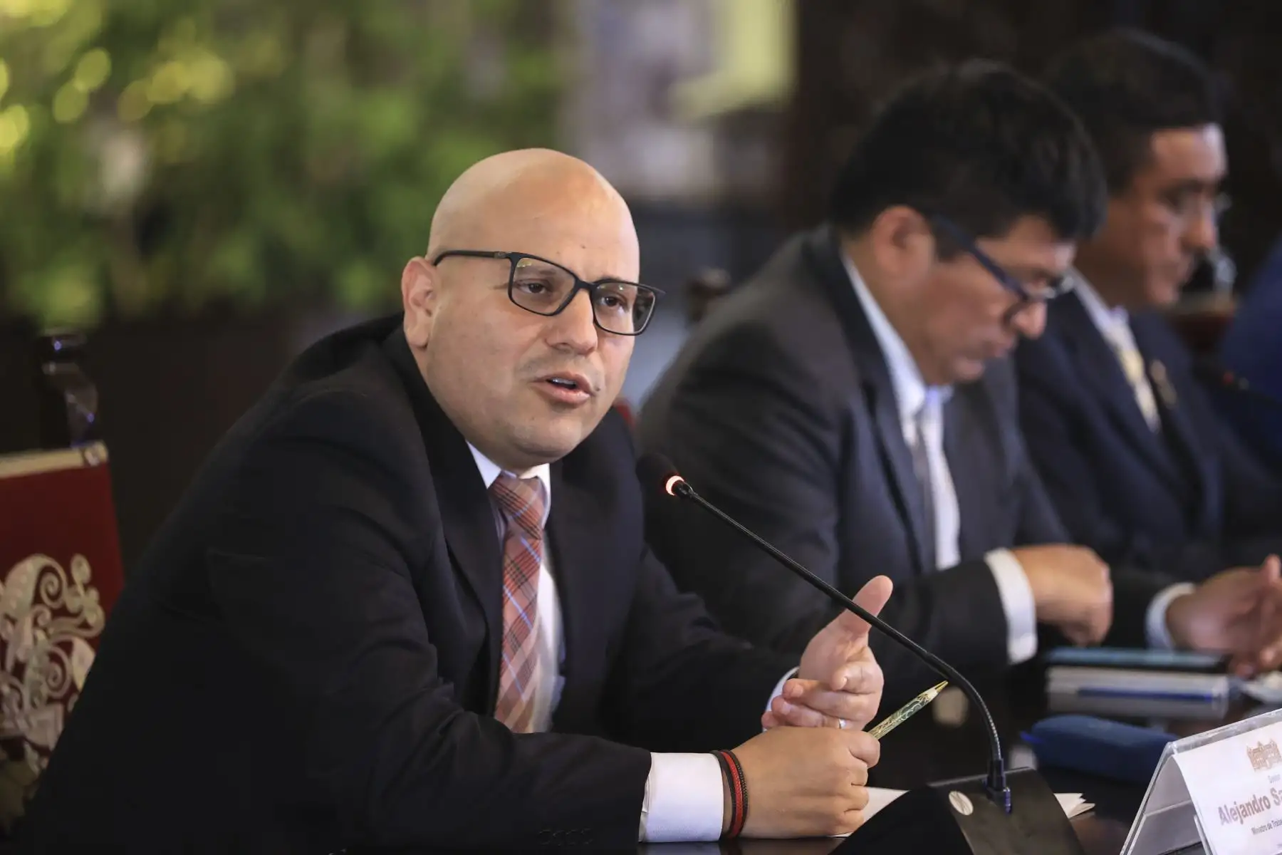 El presidente de la República, Pedro Castillo, junto a sus ministros de Estado,  sostuvo una reunión con los virtuales alcaldes electos de diversos distritos de Lima y Callao, en Palacio de Gobierno.

Foto: ANDINA/Presidencia Perú