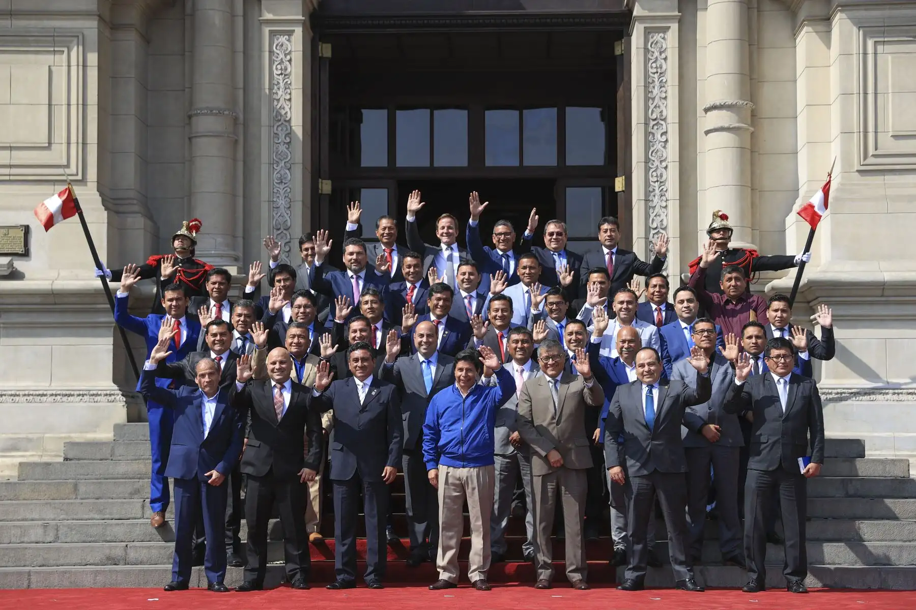 El presidente de la República, Pedro Castillo, junto a sus ministros de Estado,  sostuvo una reunión con los virtuales alcaldes electos de diversos distritos de Lima y Callao, en Palacio de Gobierno.

Foto: ANDINA/Presidencia Perú