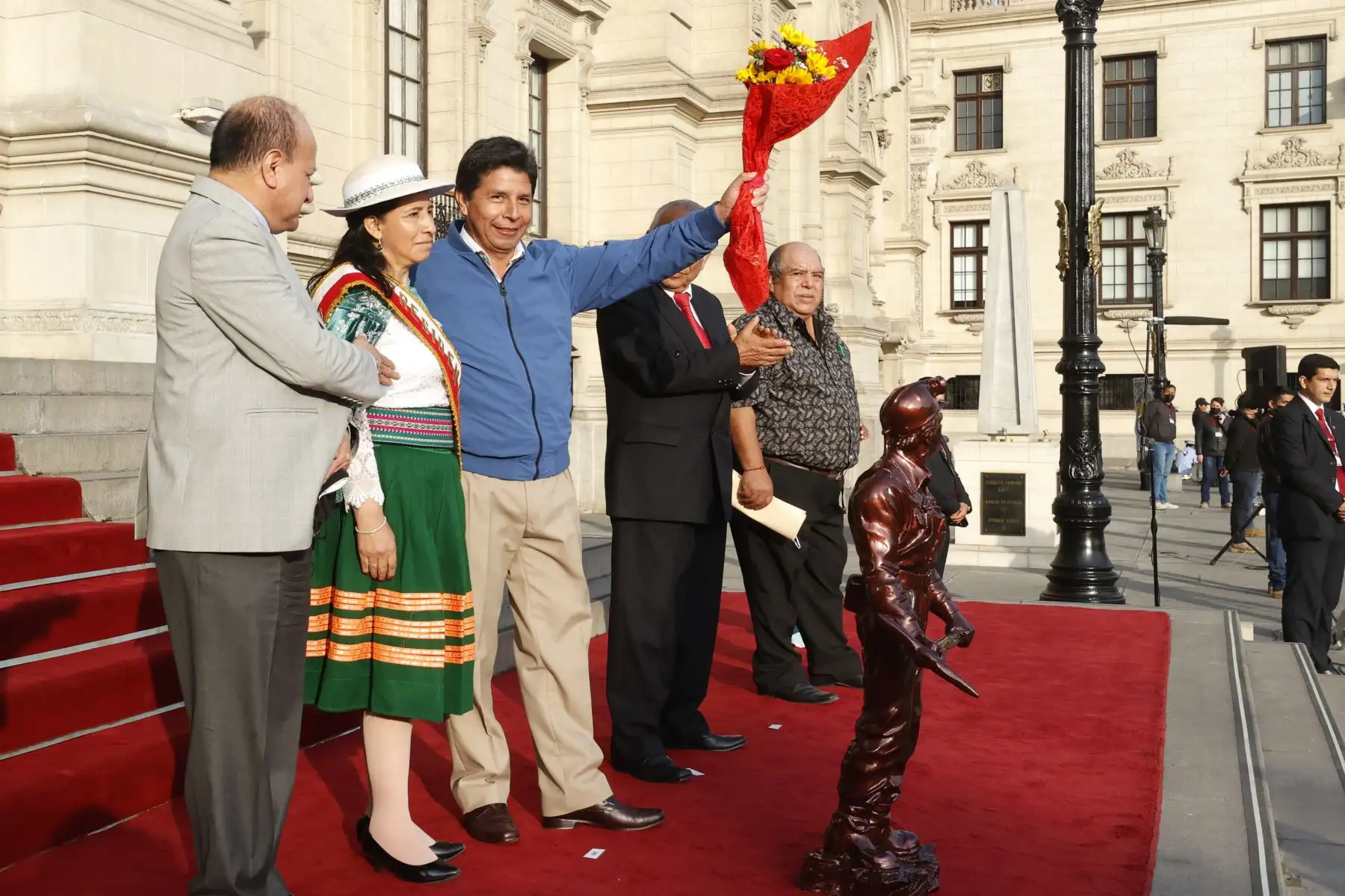 Presidente de la República, Pedro Castillo, junto al  jefe del Gabinete Ministerial, Aníbal Torres, sostuvo un encuentro con representantes de diferentes gremios de trabajadores del sector minero en el frontis de Palacio e Gobierno. 

Foto: ANDINA/Presidencia Perú