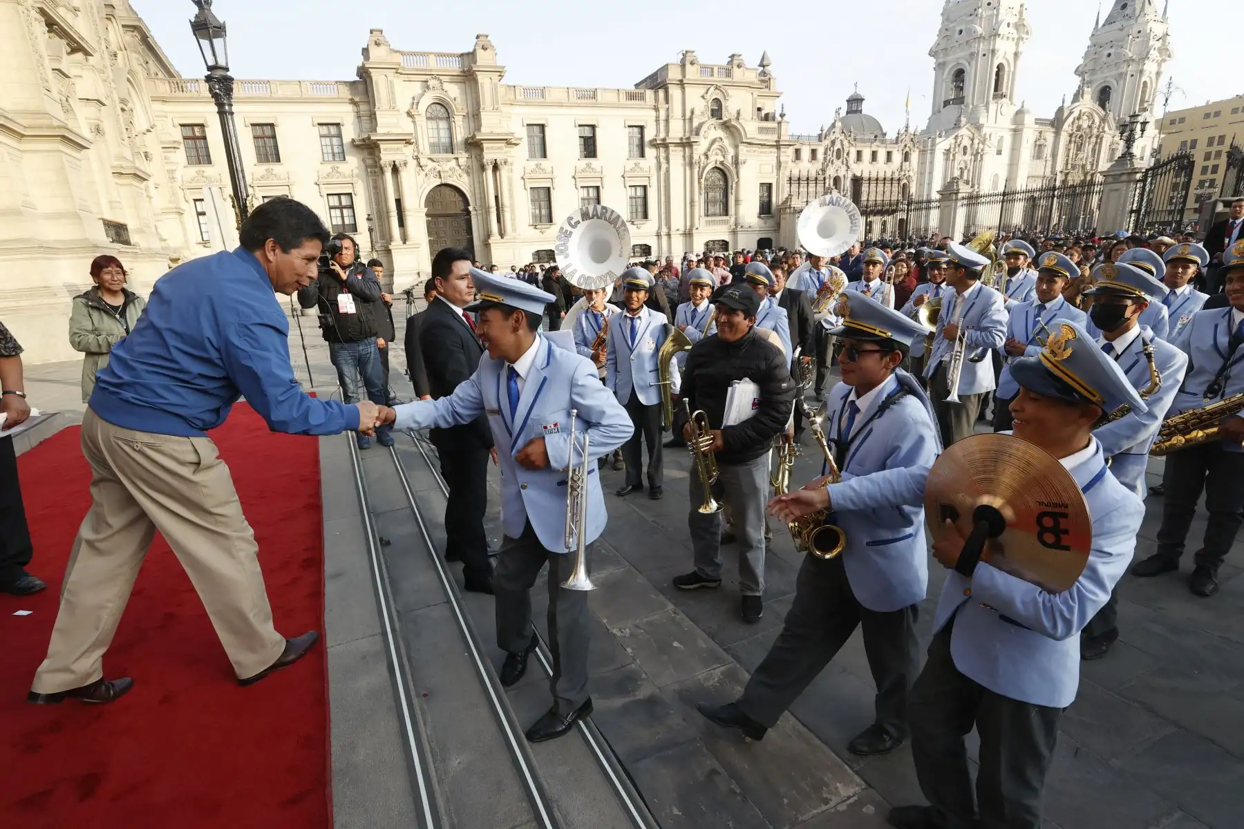 Presidente de la República, Pedro Castillo, junto al  jefe del Gabinete Ministerial, Aníbal Torres, sostuvo un encuentro con representantes de diferentes gremios de trabajadores del sector minero en el frontis de Palacio e Gobierno. 

Foto: ANDINA/Presidencia Perú