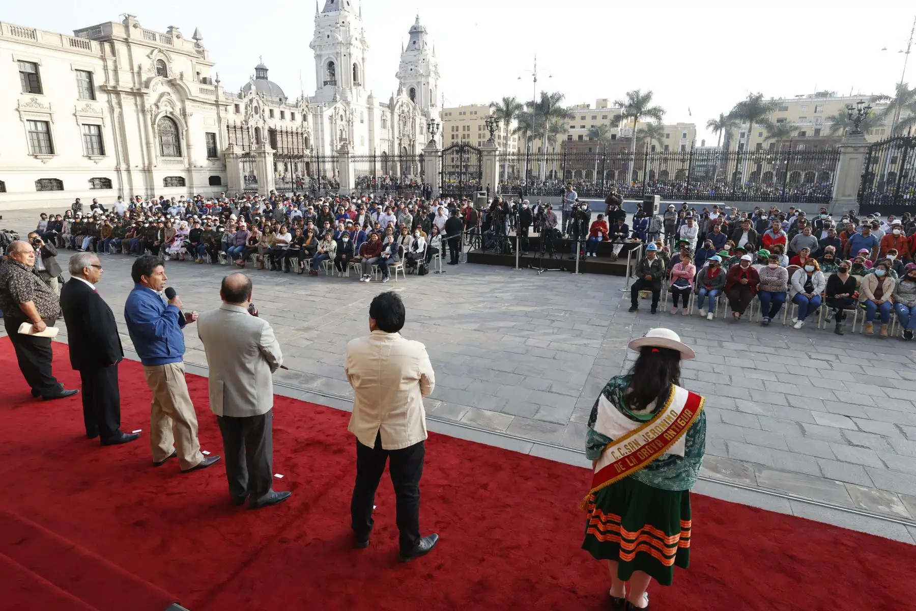 Presidente de la República, Pedro Castillo, junto al  jefe del Gabinete Ministerial, Aníbal Torres, sostuvo un encuentro con representantes de diferentes gremios de trabajadores del sector minero en el frontis de Palacio de Gobierno.

Foto: ANDINA/Presidencia Perú