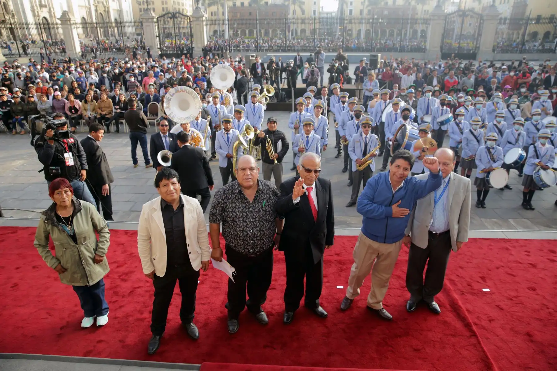 Presidente de la República, Pedro Castillo, junto al  jefe del Gabinete Ministerial, Aníbal Torres, sostuvo un encuentro con representantes de diferentes gremios de trabajadores del sector minero en el frontis de Palacio e Gobierno. 

Foto: ANDINA/Presidencia Perú