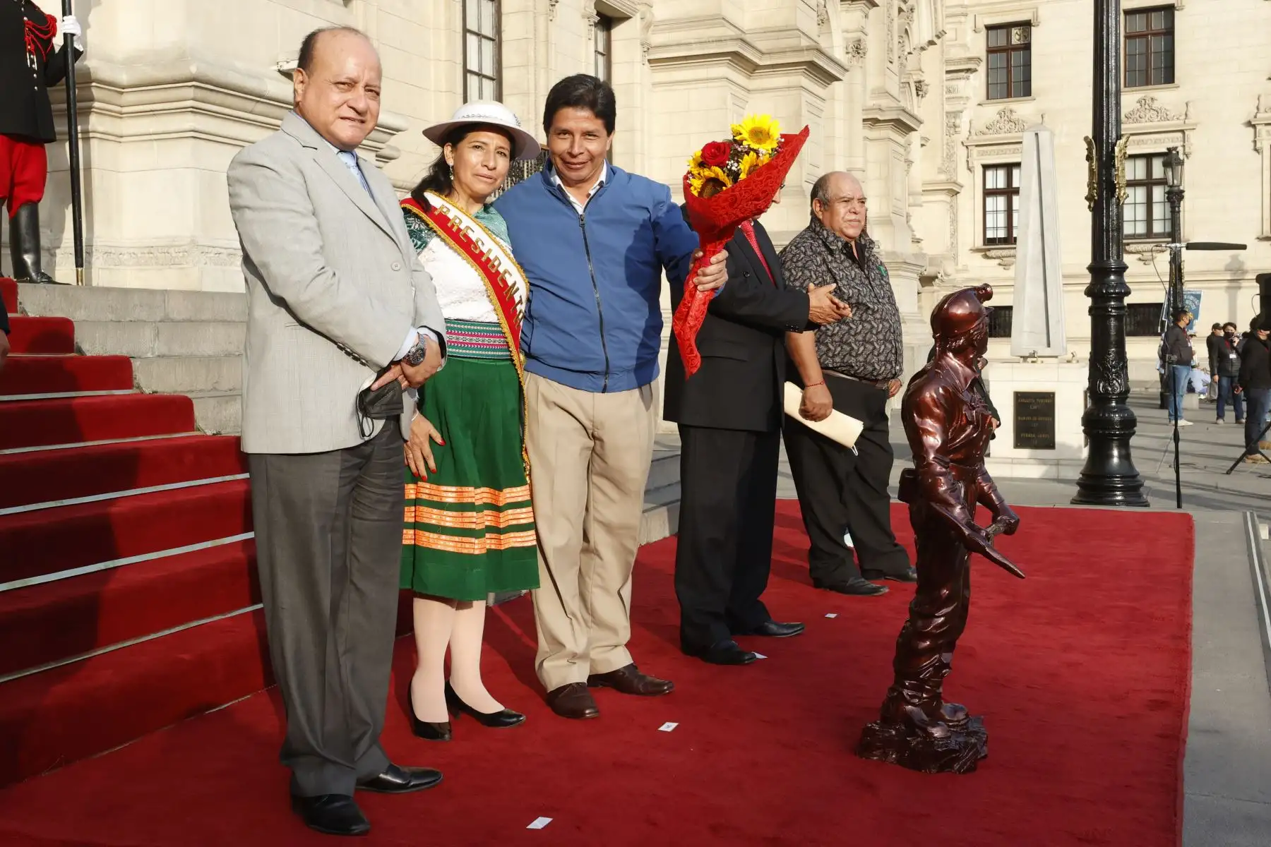 Presidente de la República, Pedro Castillo, junto al  jefe del Gabinete Ministerial, Aníbal Torres, sostuvo un encuentro con representantes de diferentes gremios de trabajadores del sector minero en el frontis de Palacio e Gobierno. 

Foto: ANDINA/Presidencia Perú