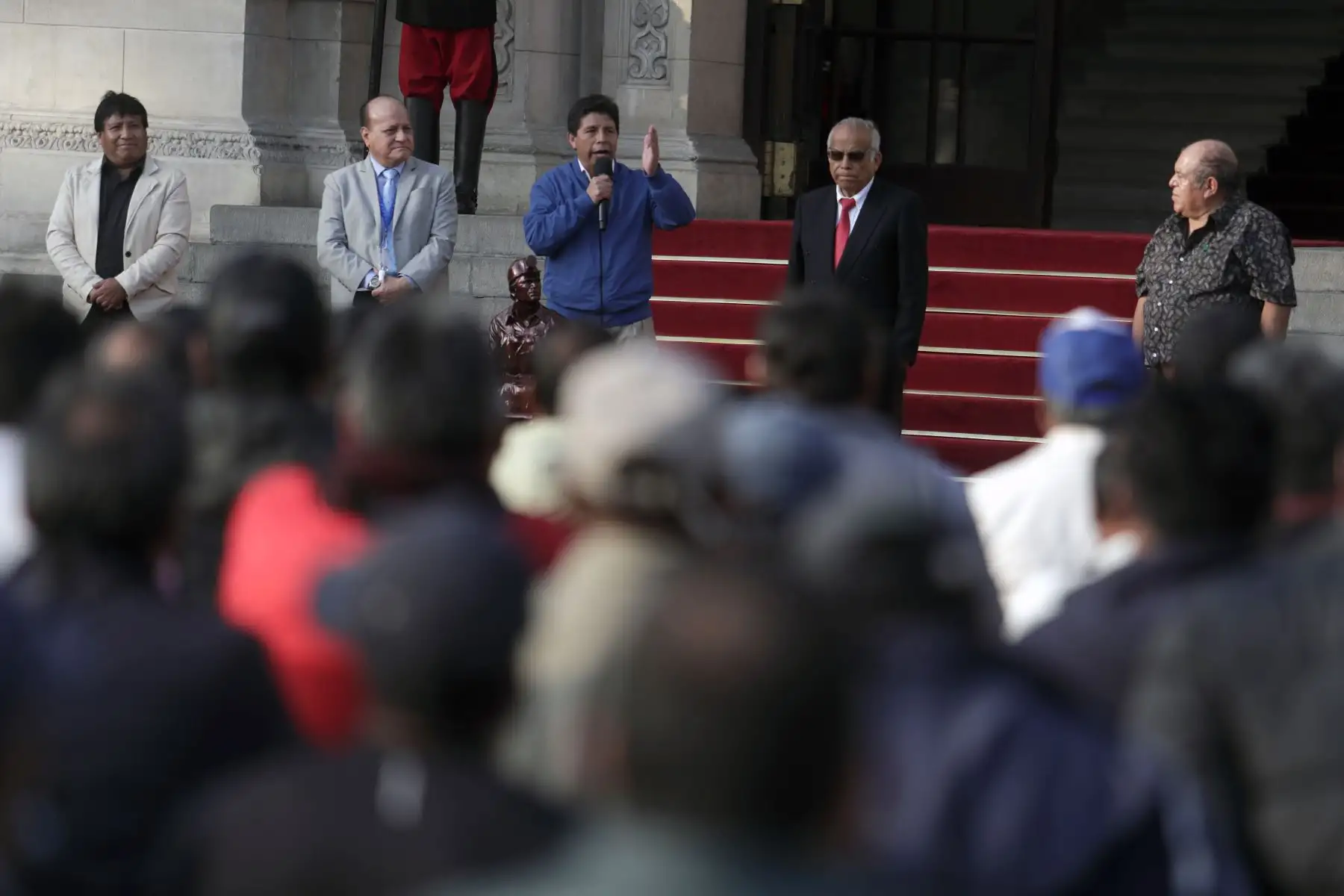 Presidente de la República, Pedro Castillo, junto al  jefe del Gabinete Ministerial, Aníbal Torres, sostuvo una encuentro con representantes de diferentes gremios de trabajadores del sector minero en el frontis de Palacio e Gobierno. 

Foto: ANDINA/Presidencia Perú
