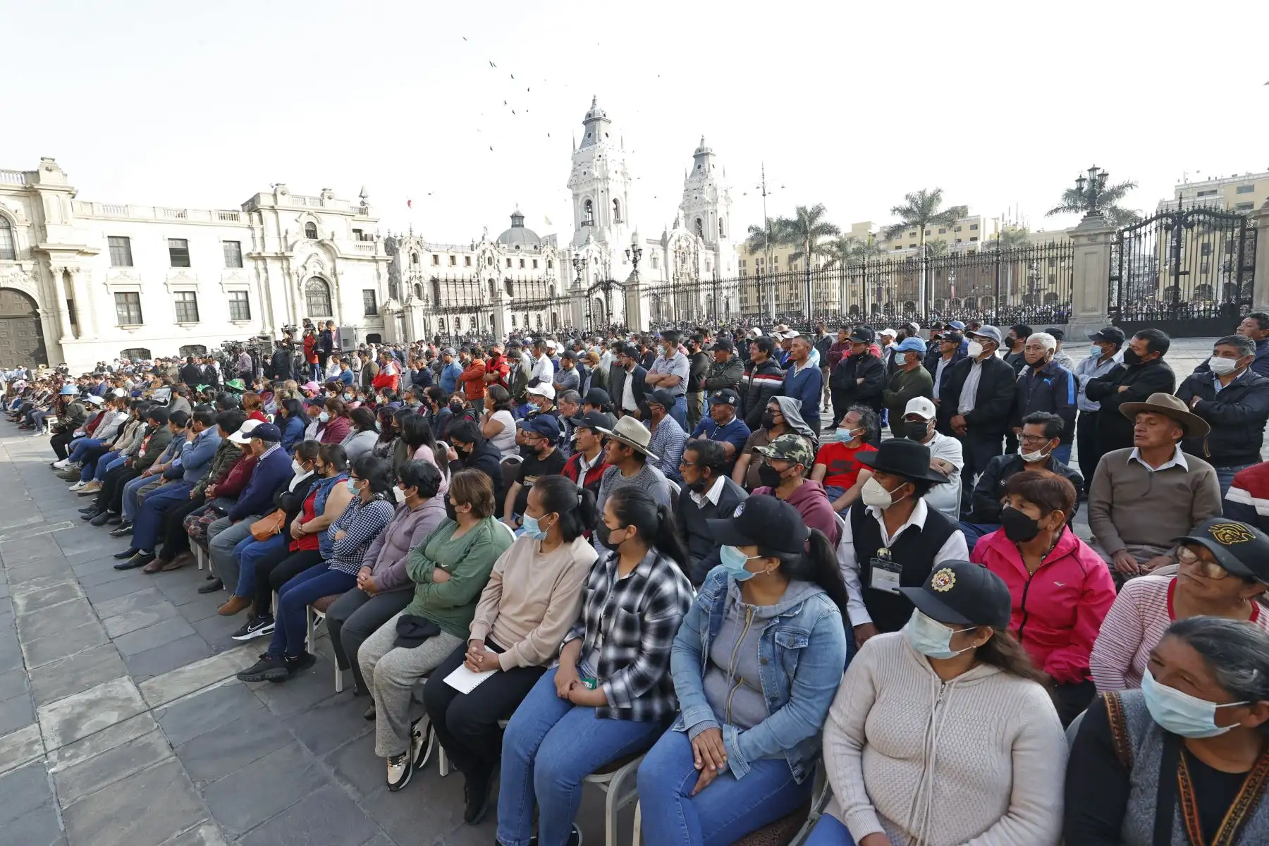 Presidente de la República, Pedro Castillo, junto al  jefe del Gabinete Ministerial, Aníbal Torres, sostuvo un encuentro con representantes de diferentes gremios de trabajadores del sector minero en el frontis de Palacio e Gobierno. 

Foto: ANDINA/Presidencia Perú