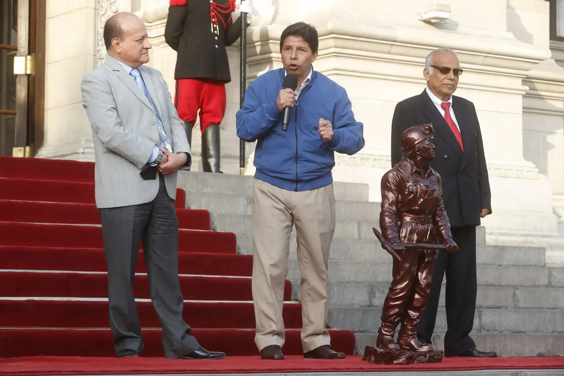 Presidente de la República, Pedro Castillo, junto al  jefe del Gabinete Ministerial, Aníbal Torres, sostuvo un encuentro con representantes de diferentes gremios de trabajadores del sector minero en el frontis de Palacio e Gobierno. 

Foto: ANDINA/Presidencia Perú