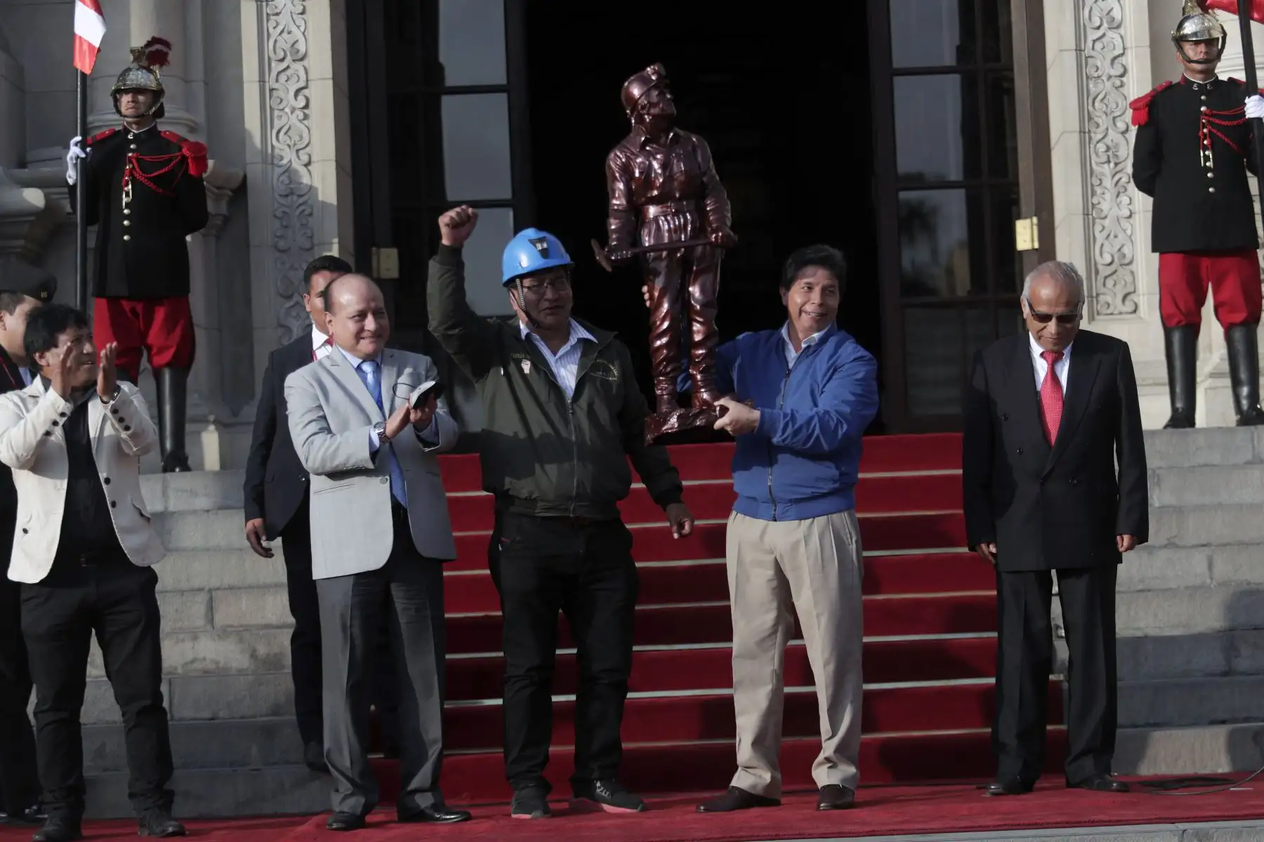 Presidente de la República, Pedro Castillo, junto al  jefe del Gabinete Ministerial, Aníbal Torres, sostuvo un encuentro con representantes de diferentes gremios de trabajadores del sector minero en el frontis de Palacio e Gobierno. 

Foto: ANDINA/Presidencia Perú