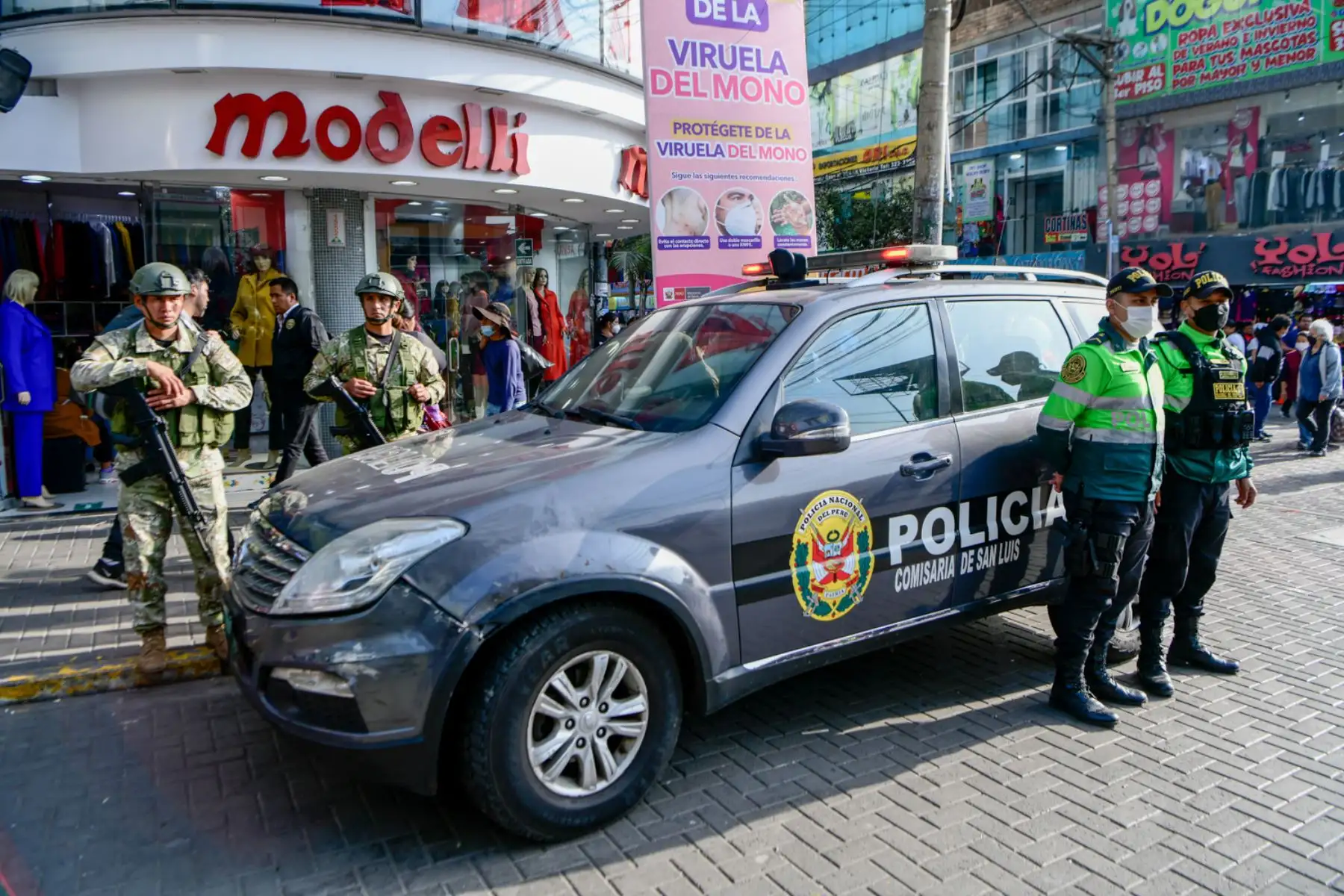 900 efectivos de distintas unidades de la Policía Nacional del Perú (PNP) y 100 miembros de las FF. AA. ejecutaron este lunes un megaoperativo de prevención del delito en todo el damero del emporio comercial de Gamarra, en La Victoria.
Foto: ANDINA/MININTER