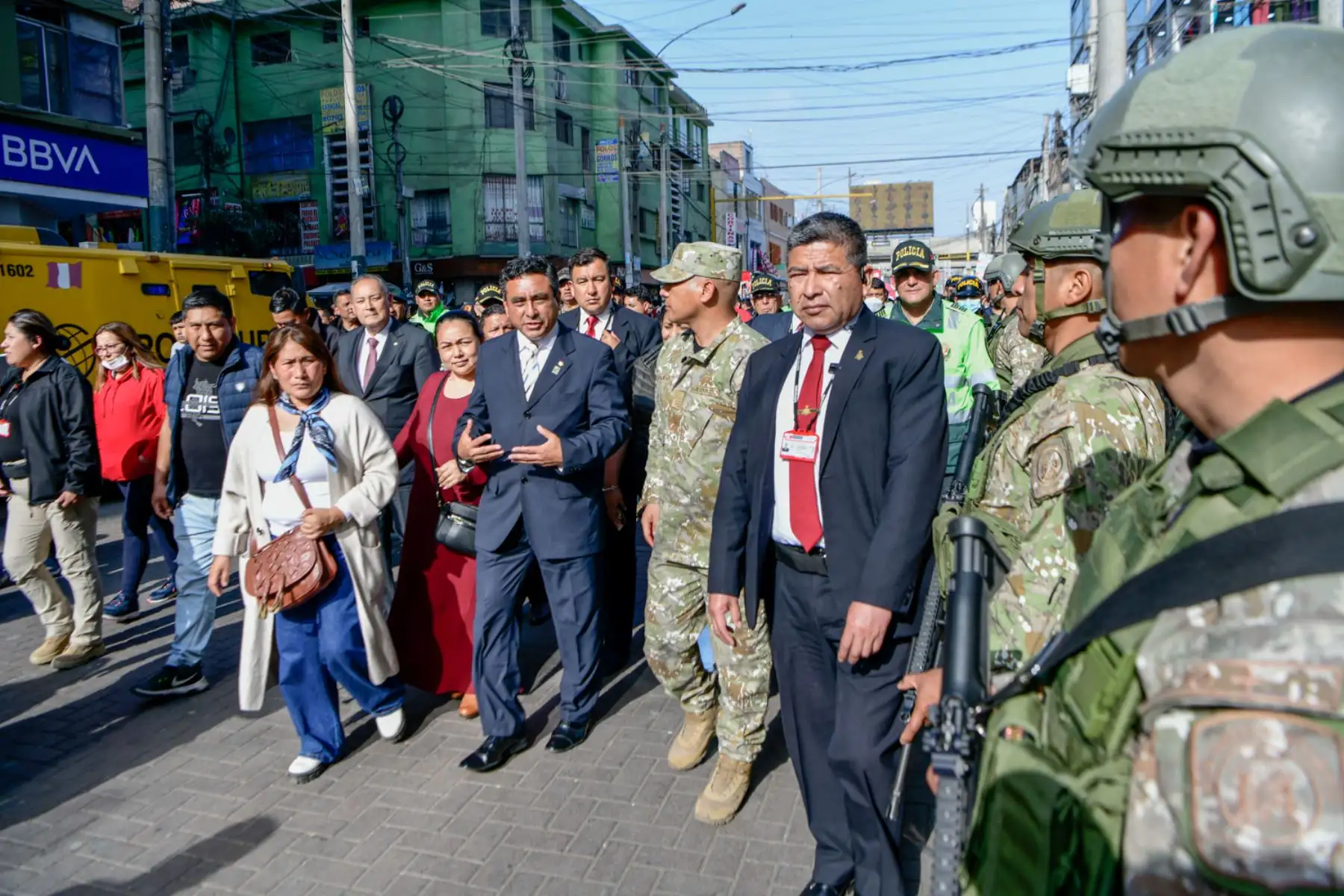 Estas acciones combinadas fueron supervisadas por el ministro del Interior, Willy Huerta Olivas, quien hizo un recorrido por el lugar y sostuvo un diálogo con varios representantes de los comerciantes, entre ellos el presidente de la Coordinadora de Empresarios de Gamarra, Diógenes Alva.
Foto: ANDINA/MININTER