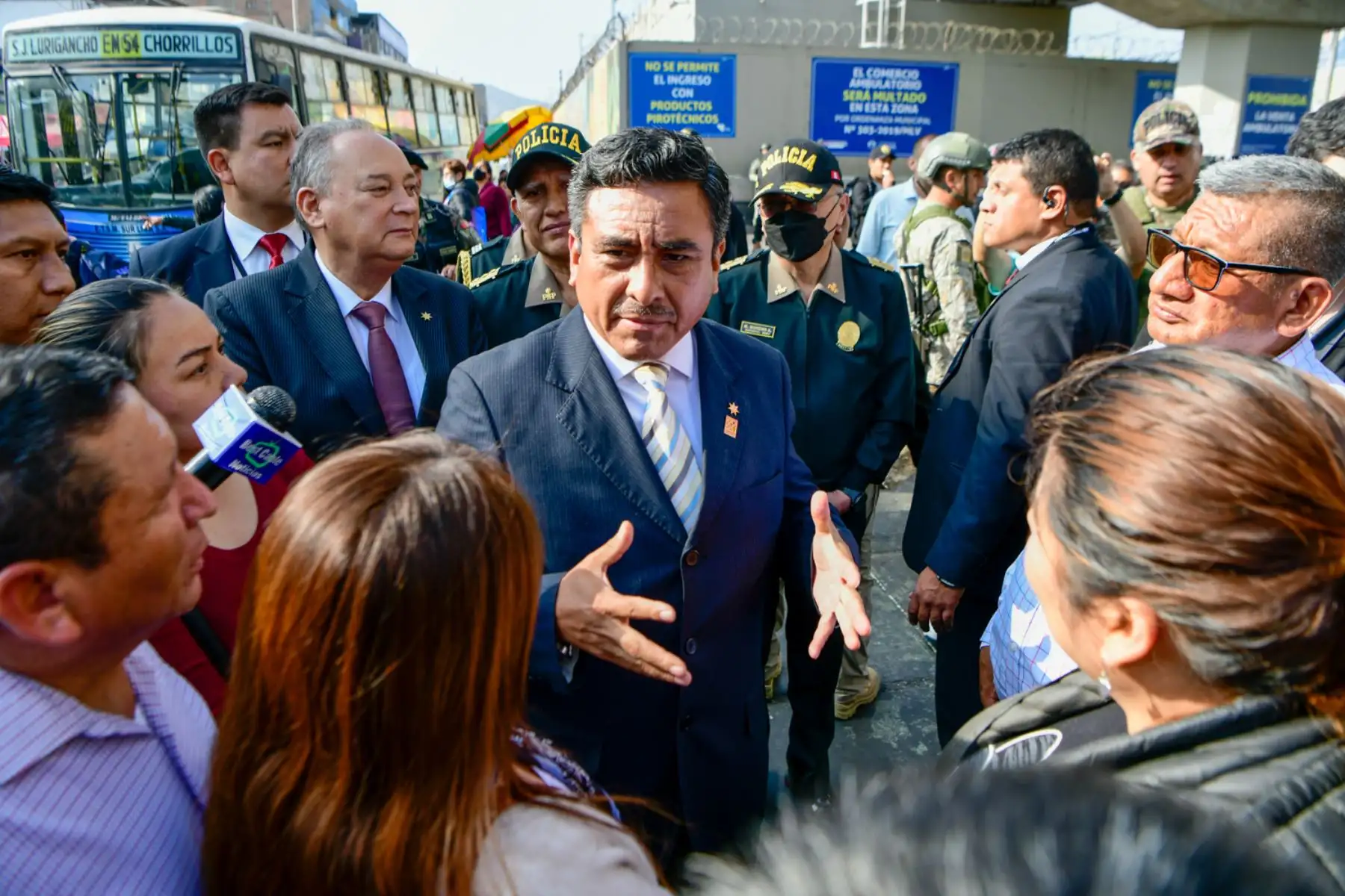 Estas acciones combinadas fueron supervisadas por el ministro del Interior, Willy Huerta Olivas, quien hizo un recorrido por el lugar y sostuvo un diálogo con varios representantes de los comerciantes, entre ellos el presidente de la Coordinadora de Empresarios de Gamarra, Diógenes Alva.
Foto: ANDINA/MININTER
