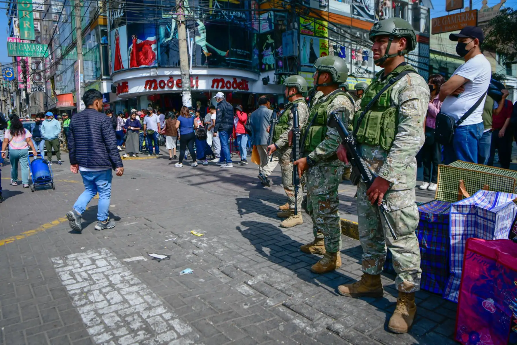 Las fuerzas policiales, con apoyo de militares, ejecutaron el denominado "Operativo Impacto Damero Gamarra 2022", que tiene por finalidad prevenir todo tipo de hechos delictivos, así como brindar seguridad a los comerciantes y ciudadanos que concurren en gran número a este emporio comercial.
 Foto: ANDINA/MININTER