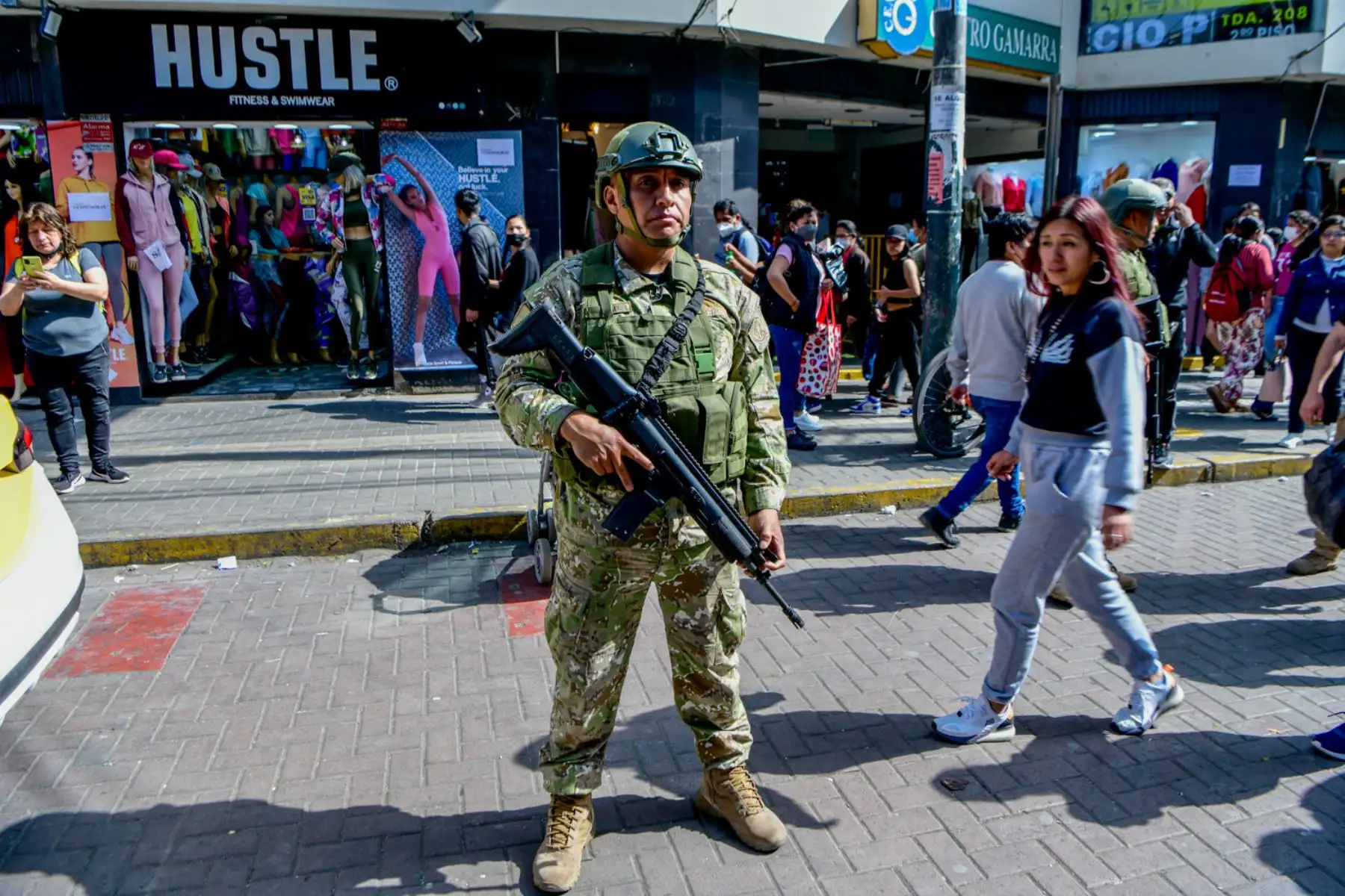 Las fuerzas policiales, con apoyo de militares, ejecutaron el denominado "Operativo Impacto Damero Gamarra 2022", que tiene por finalidad prevenir todo tipo de hechos delictivos, así como brindar seguridad a los comerciantes y ciudadanos que concurren en gran número a este emporio comercial.
 Foto: ANDINA/MININTER