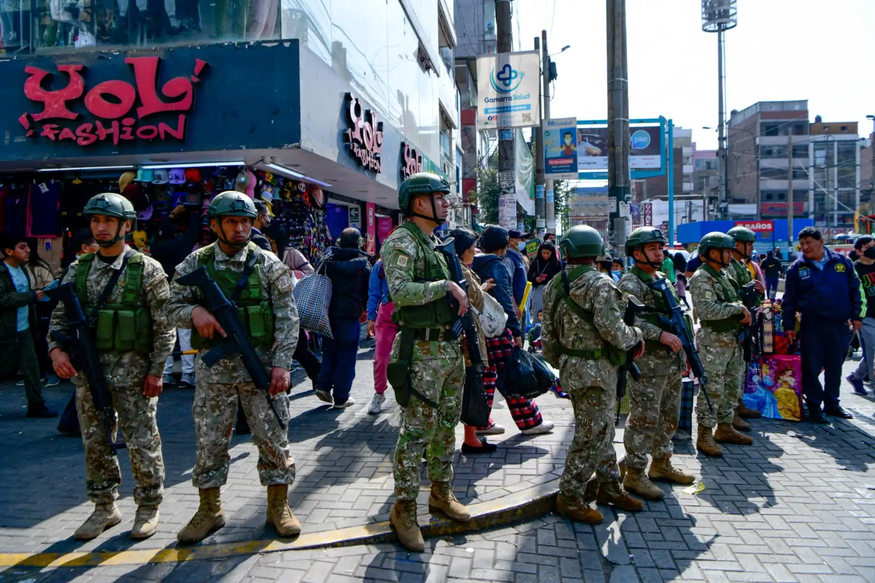 Las fuerzas policiales, con apoyo de militares, ejecutaron el denominado "Operativo Impacto Damero Gamarra 2022", que tiene por finalidad prevenir todo tipo de hechos delictivos, así como brindar seguridad a los comerciantes y ciudadanos que concurren en gran número a este emporio comercial.
 Foto: ANDINA/MININTER