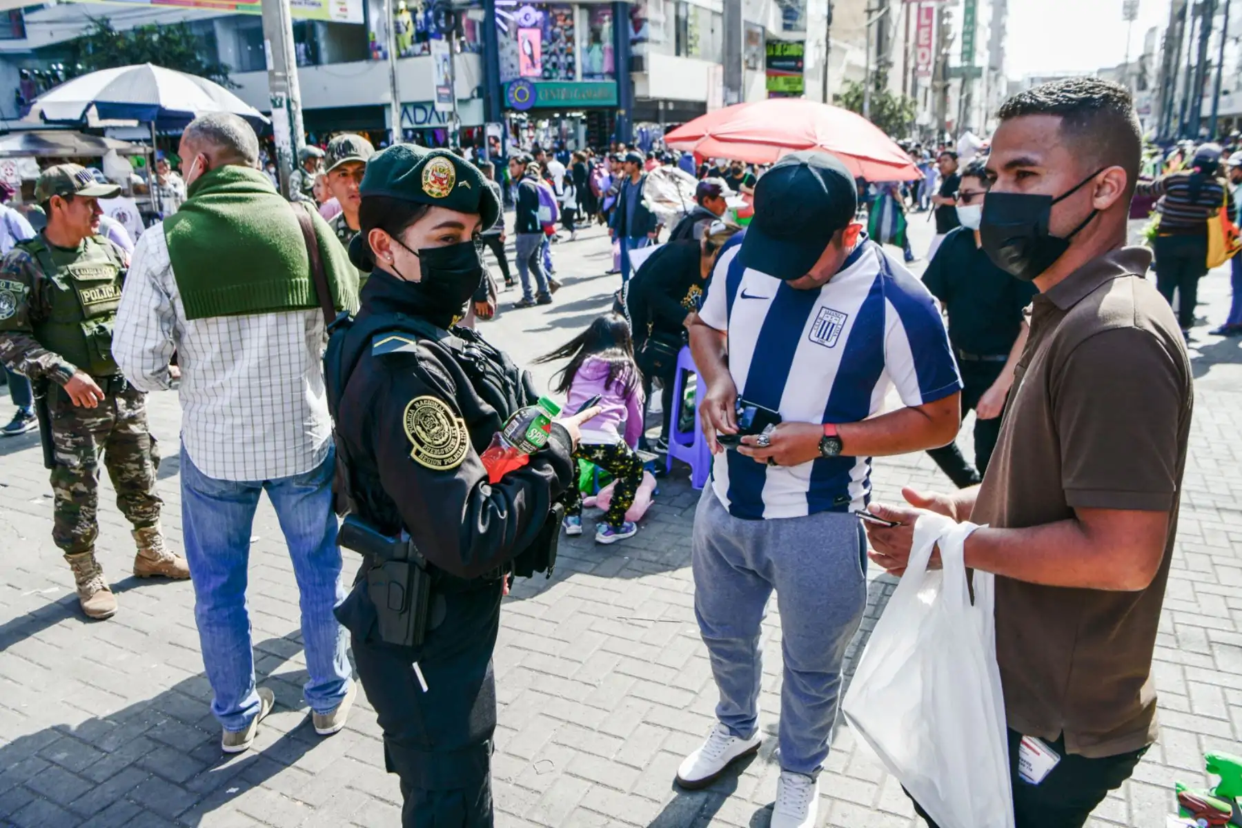 En tanto, efectivos de la Policía de Extranjería solicitaron documentos a ciudadanos extranjeros que laboran en este lugar, con el objetivo de verificar su situación legal  y migratoria. 
Foto: ANDINA/MININTER