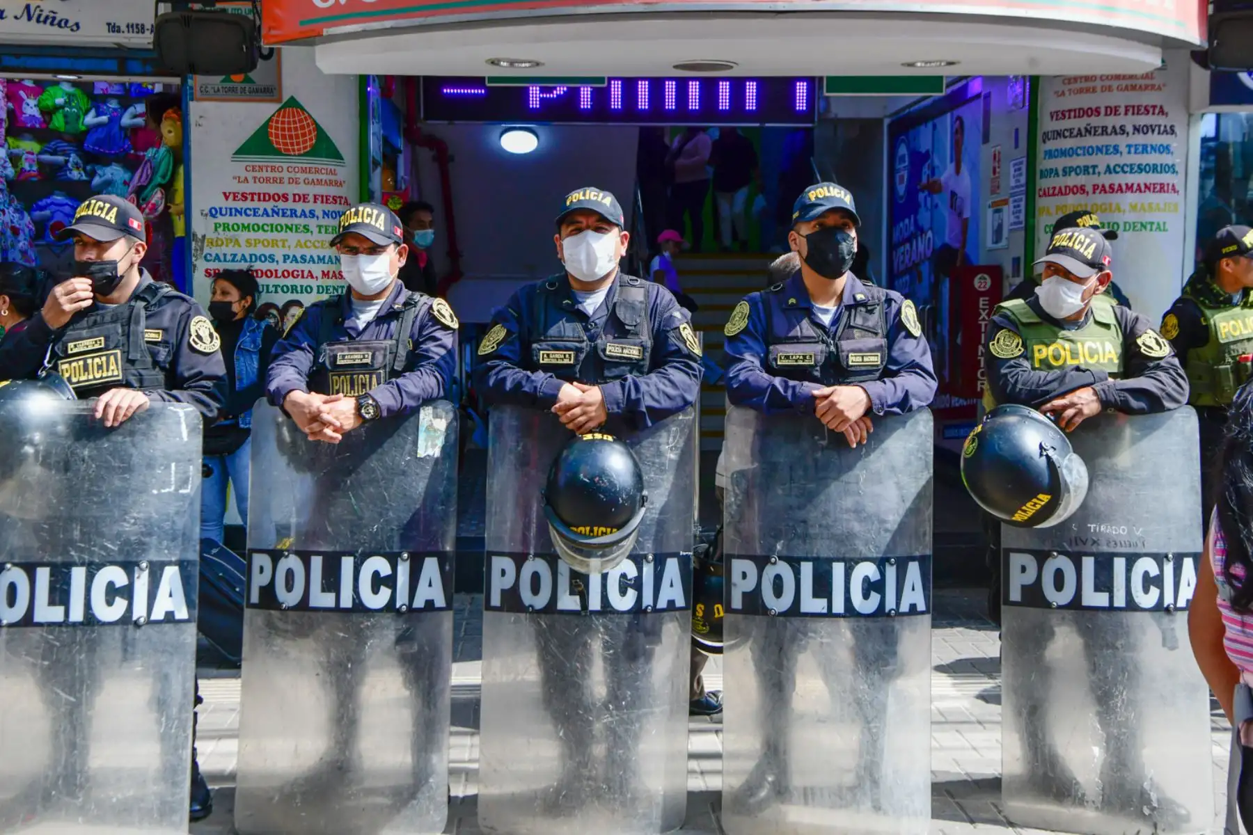 Las fuerzas policiales, con apoyo de militares, ejecutaron el denominado "Operativo Impacto Damero Gamarra 2022", que tiene por finalidad prevenir todo tipo de hechos delictivos, así como brindar seguridad a los comerciantes y ciudadanos que concurren en gran número a este emporio comercial.
 Foto: ANDINA/MININTER