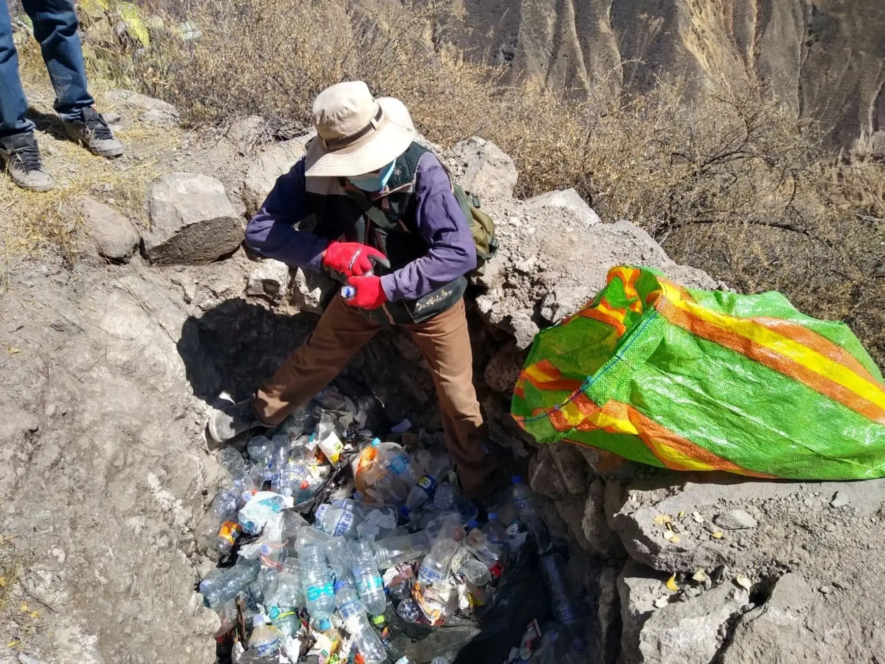 Pobladores de Caylloma recogen gran cantidad de residuos y plásticos en caminos del valle del Colca, en Arequipa, utilizados por amantes del senderismo.