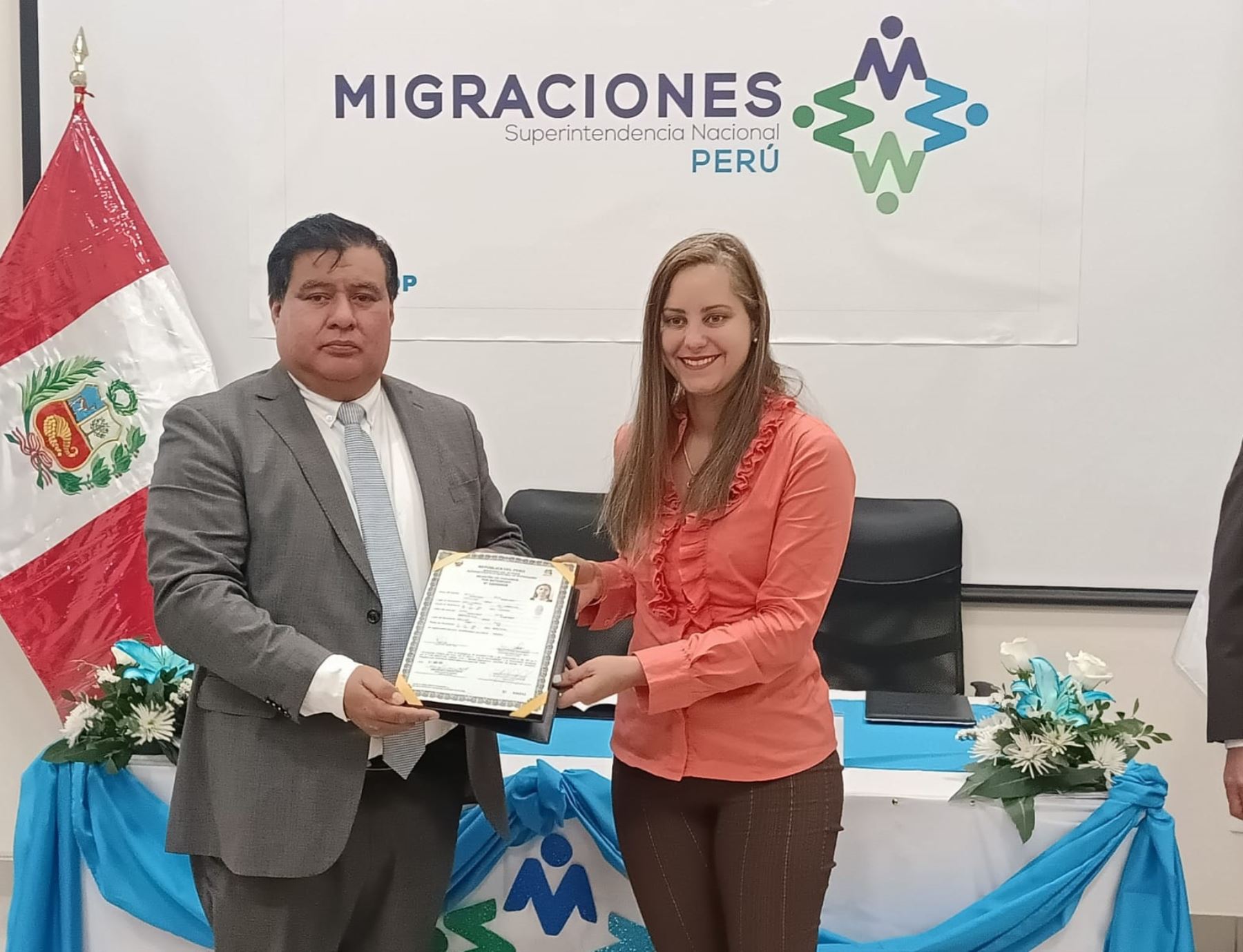 Un total de 14 ciudadanos extranjeros que residen en Arequipa recibieron sus títulos de nacionalidad peruana de manos de la Superintendencia Nacional de Migraciones. ANDINA/Difusión