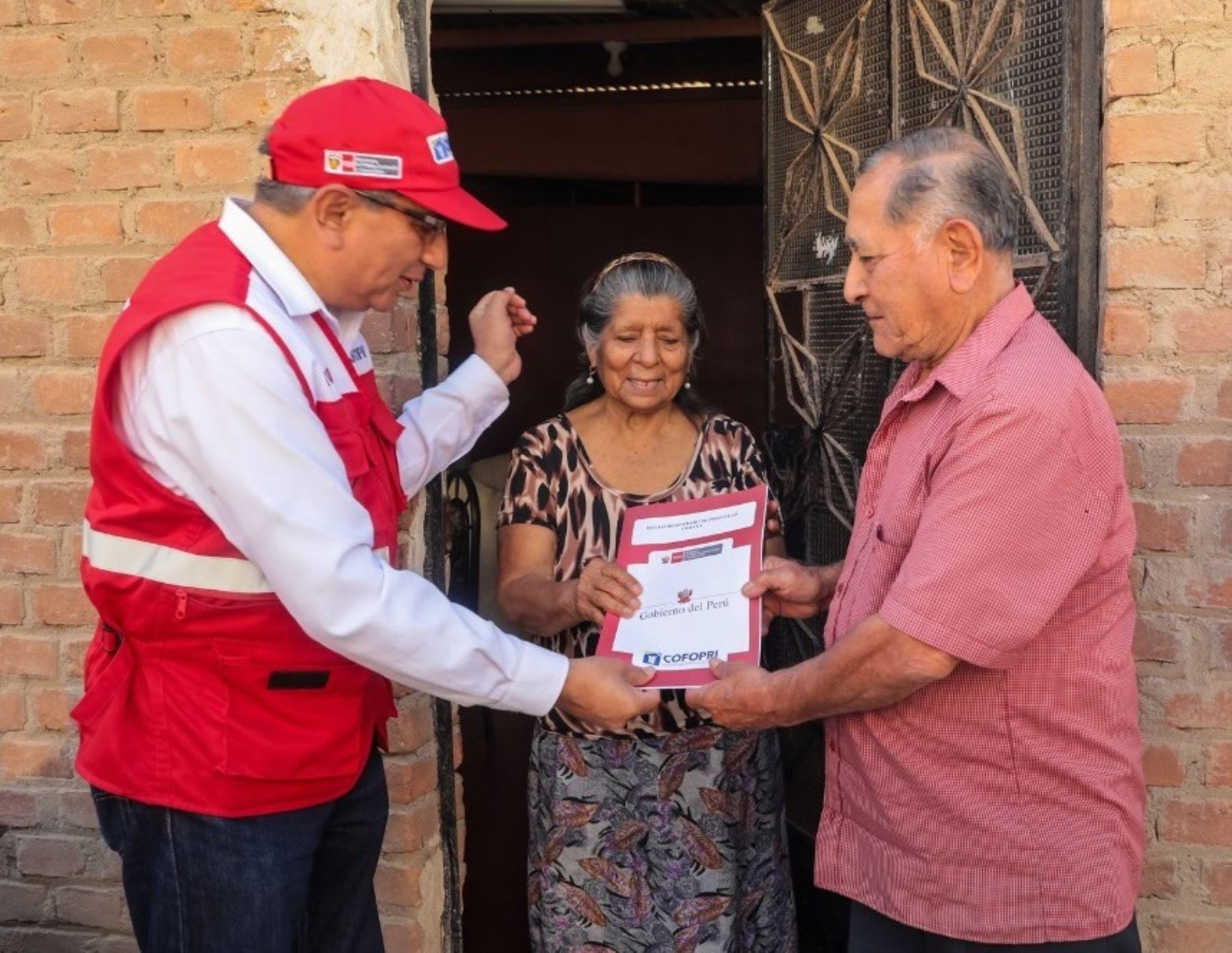 En menos de dos meses pobladores del AAHH Villa El Salvador de Chiclayo recibieron su título de propiedad, destacó Cofopri. ANDINA/Difusión