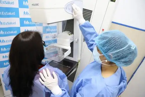 Mujeres menores de 40 años deben tener controles periódicos para prevenir cáncer de mama. Foto: ANDINA/Difusión.